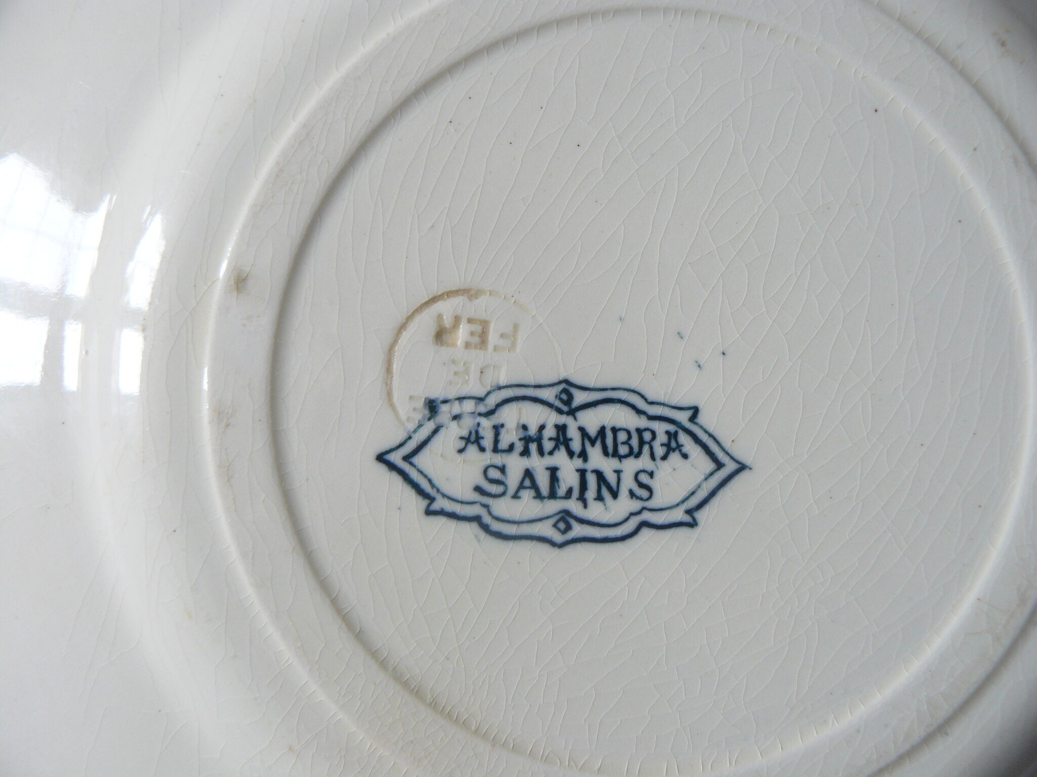Lot de 4 assiettes plates terre de fer  modèle Alhambra  bon état