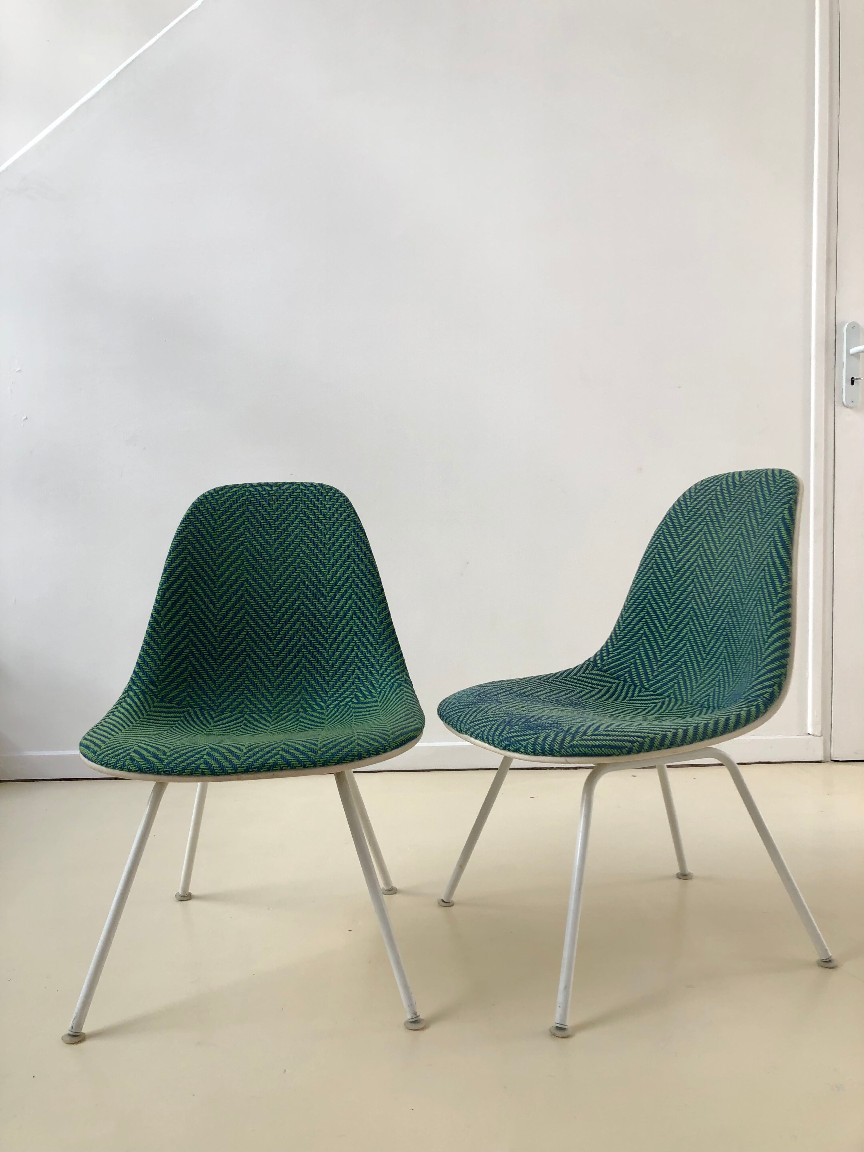 Pair of chairs low base Charles and Ray Eames, fabric Alexander Girard, ed. Herman Miller, 1970