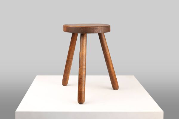 Tabouret bas rustique brutaliste tripode en bois massif de fabrication artisanale française