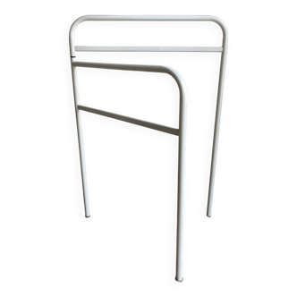 Bathroom towel rack in white lacquered metal