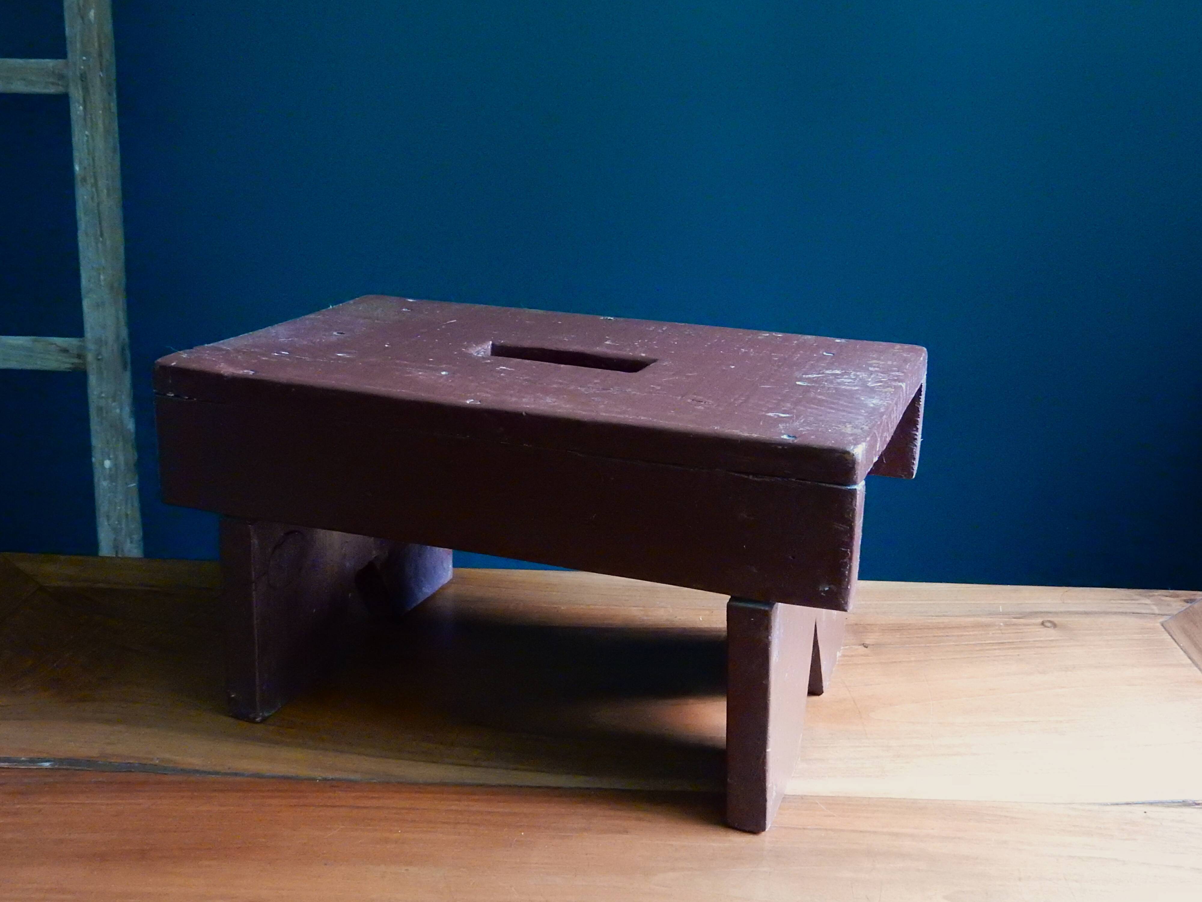 Tabouret de ferme en bois peint patiné
