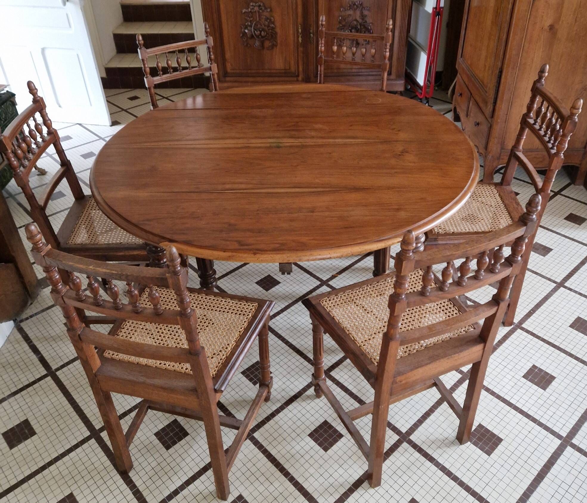 Extendable walnut table, 6 caned chairs in Henri II Neo-Renaissance style.