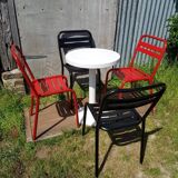 4 chaises tolix T2 en métal rouge et noir et table bistrot blanche vintage
