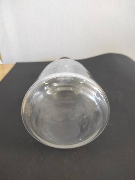 Carafe en verre moulé et gravé
