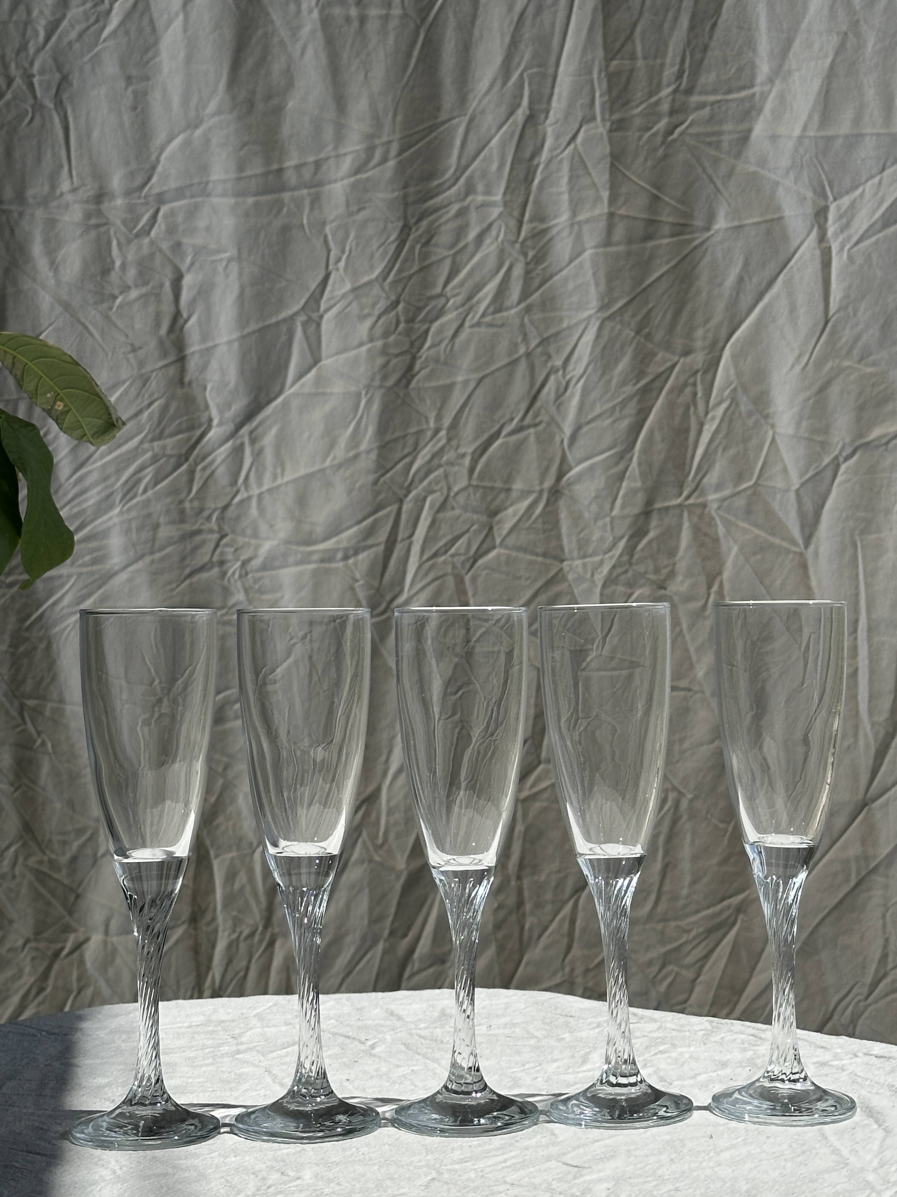 Set of 5 glass champagne flutes with twisted ribbed base