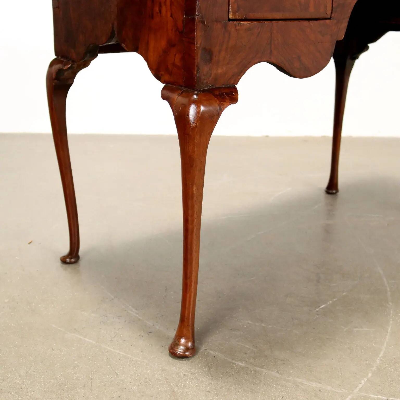 Antique Chippendale writing desk in walnut, oak, and fir, 18th century.