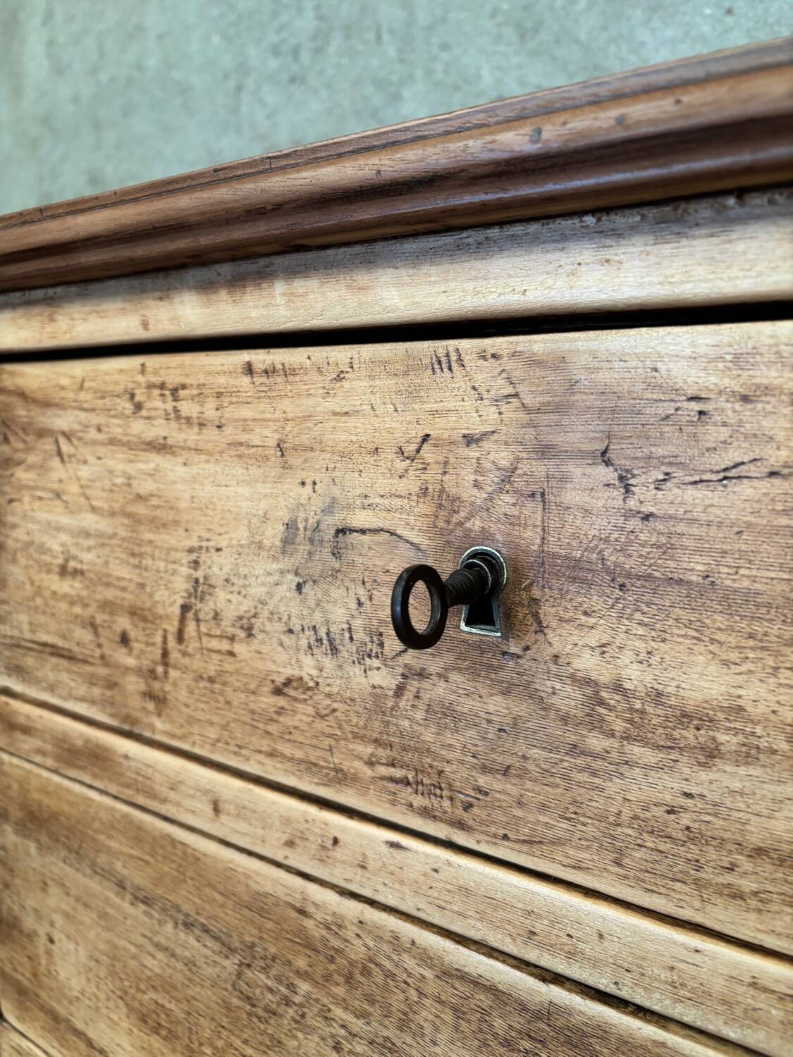 Matt varnished wooden chest of drawers