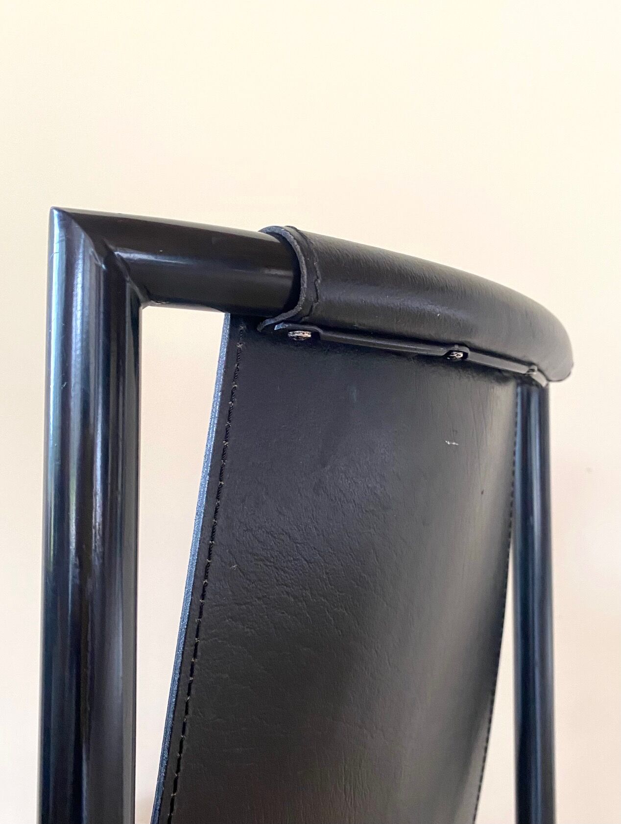 4 postmodern design chairs in black metal and leather, 1980's