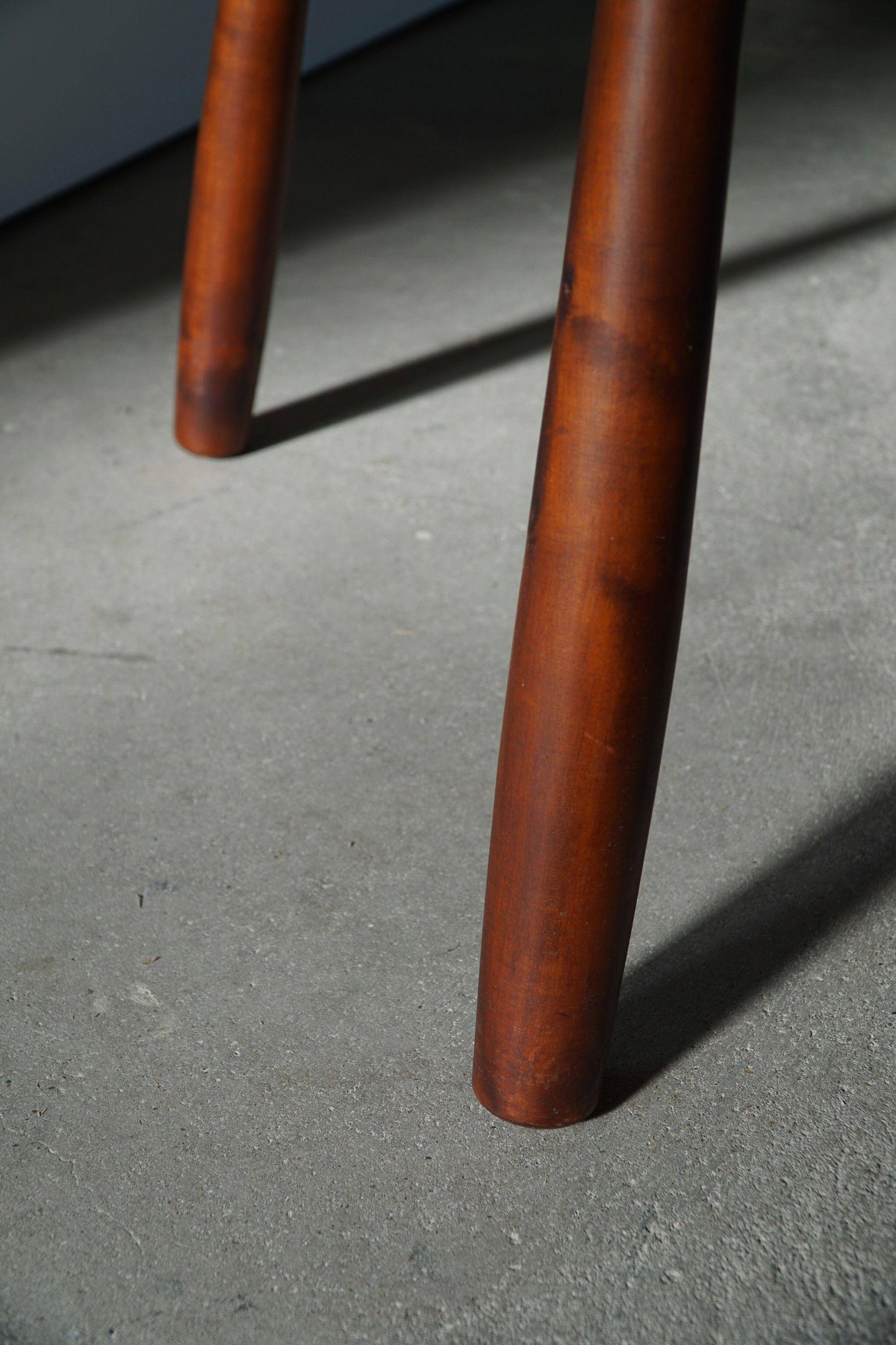 Moderne scandinave, table en hêtre avec pieds en forme de massue, Arnold Madsen, fabriquée dans les années 1940