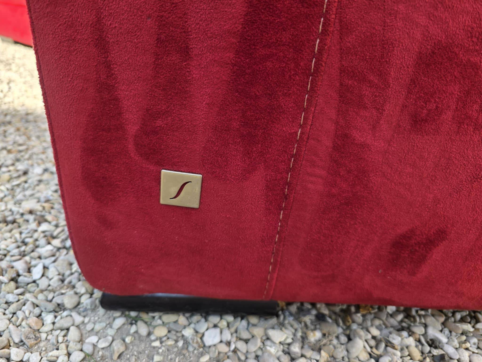 Ensemble un canapé deux fauteuils rouge et un pouf très bon état