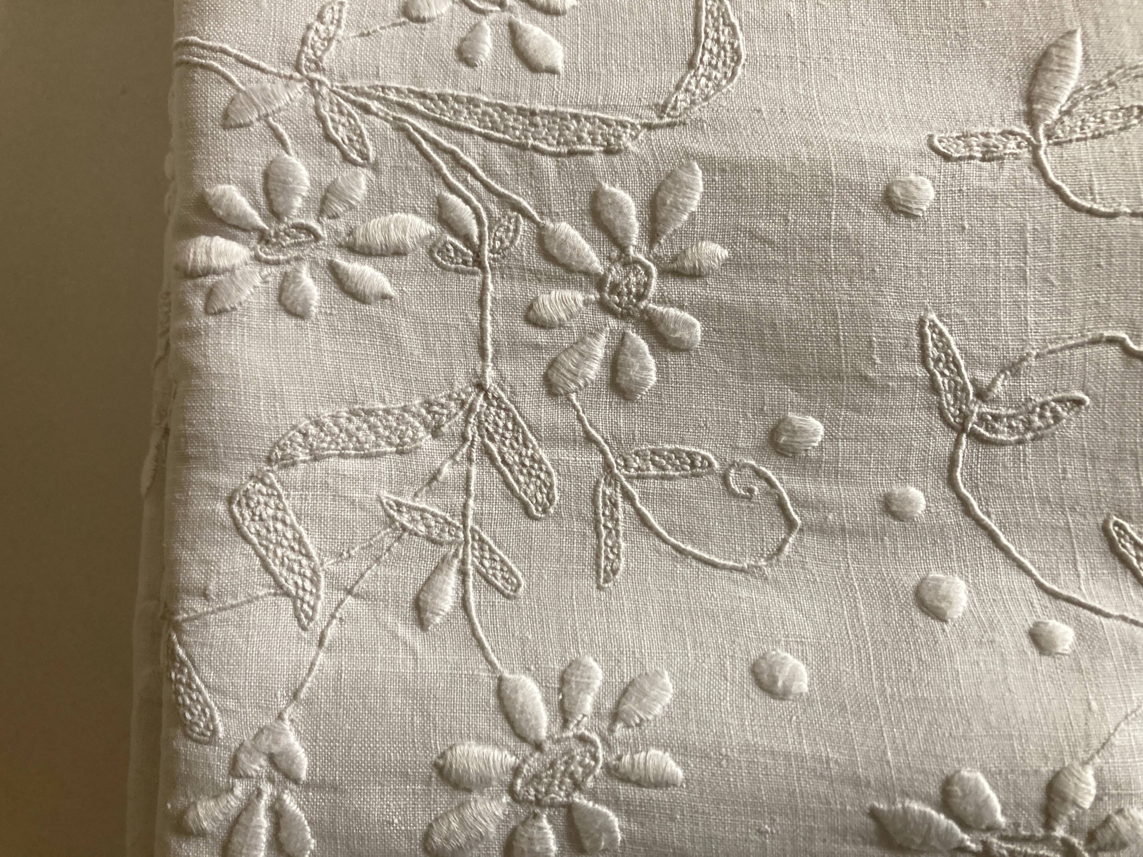 Spring cloth in linen canvas embroidered with daisies 1950