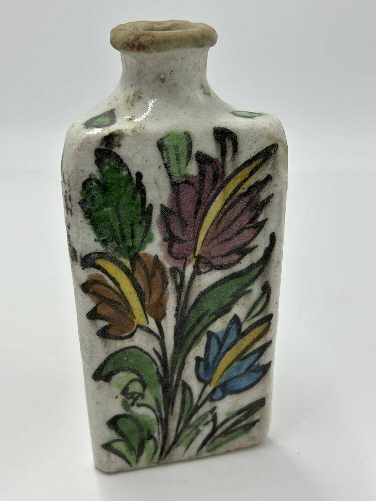 Iznik bottle, siliceous ceramic, floral decoration, Persia, 19th century