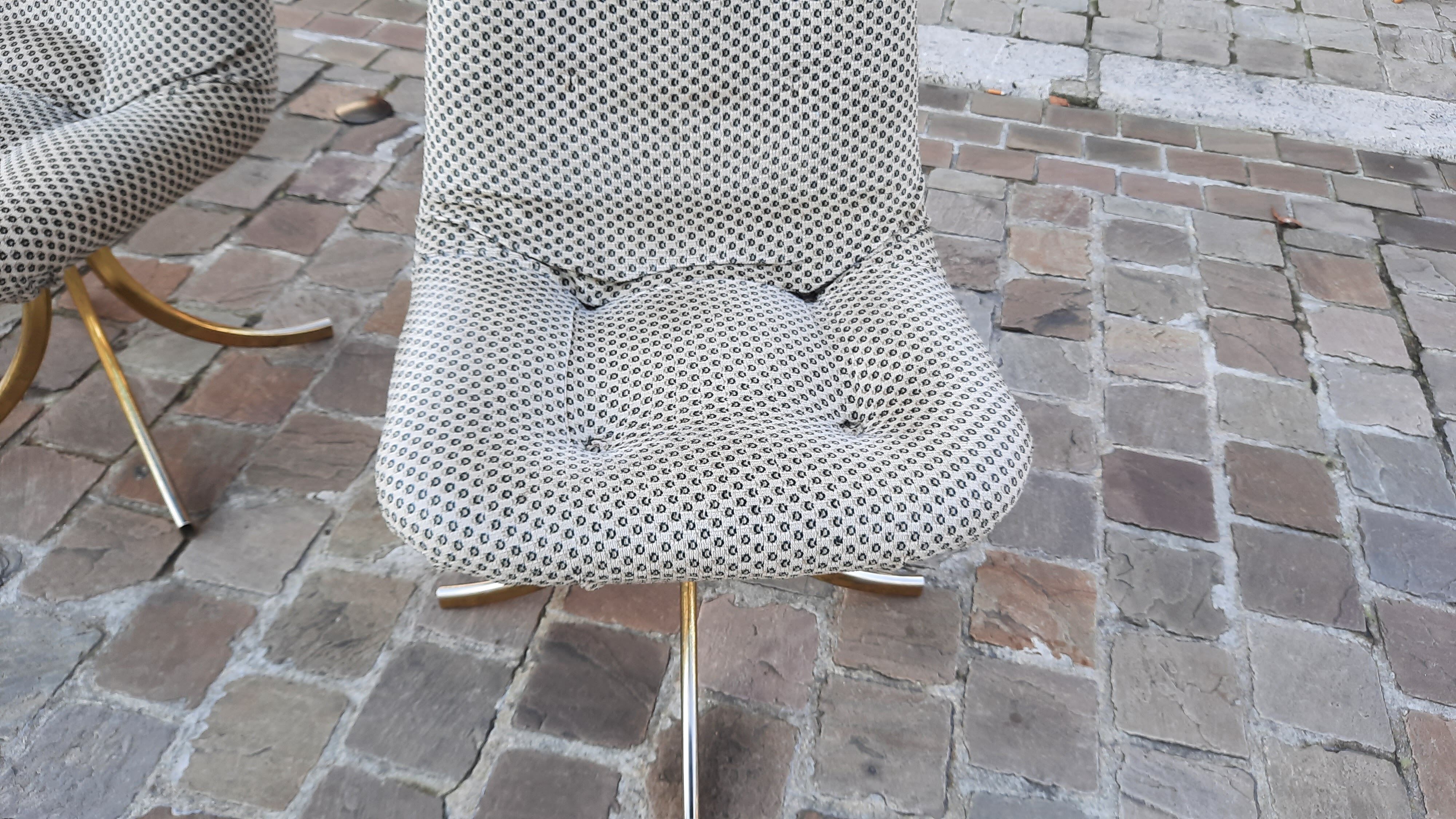 3 rotating vintage armchairs