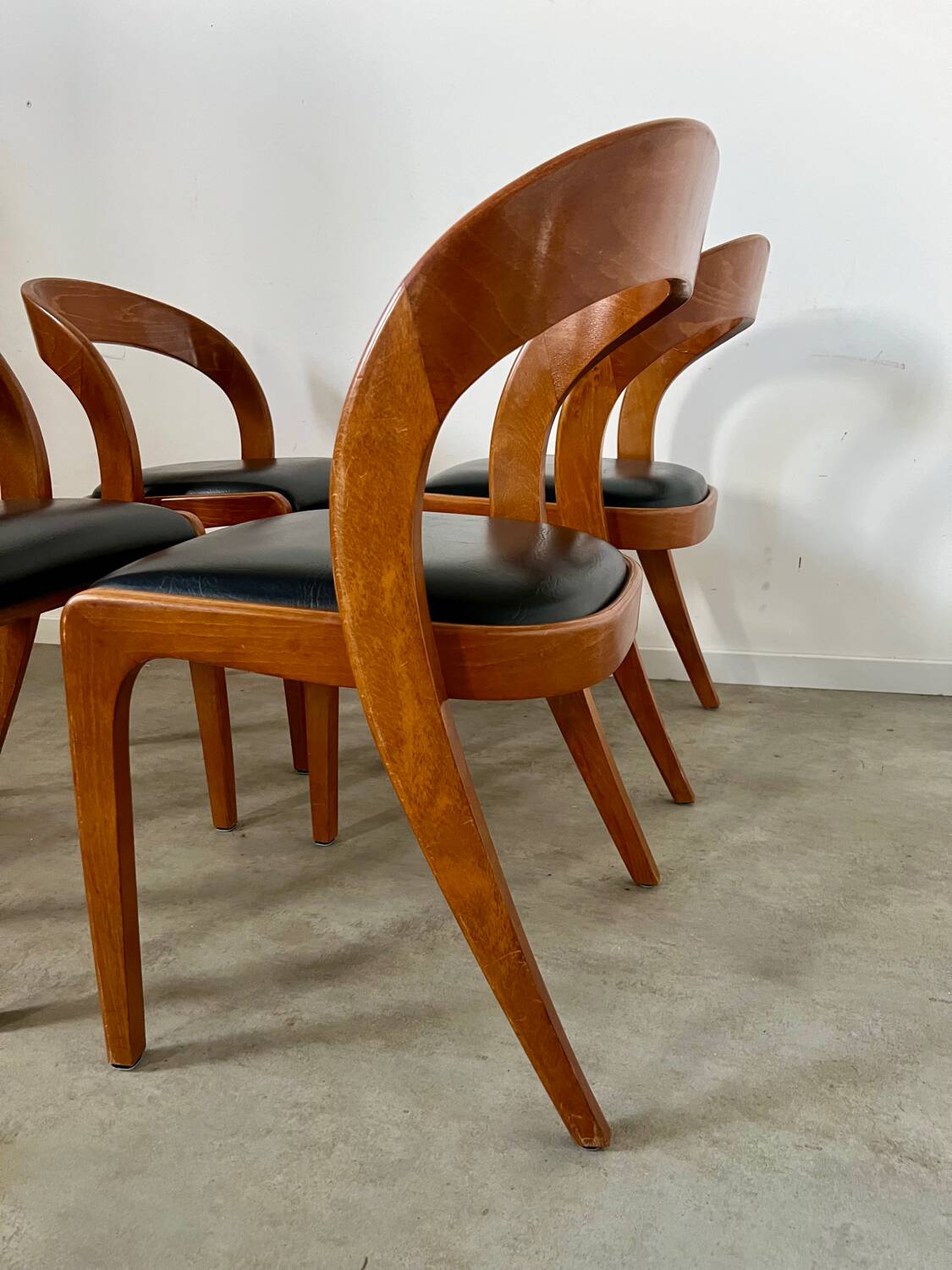 Lot 4 chairs in curved wood and leather design Baumann gondola model 60s vintage