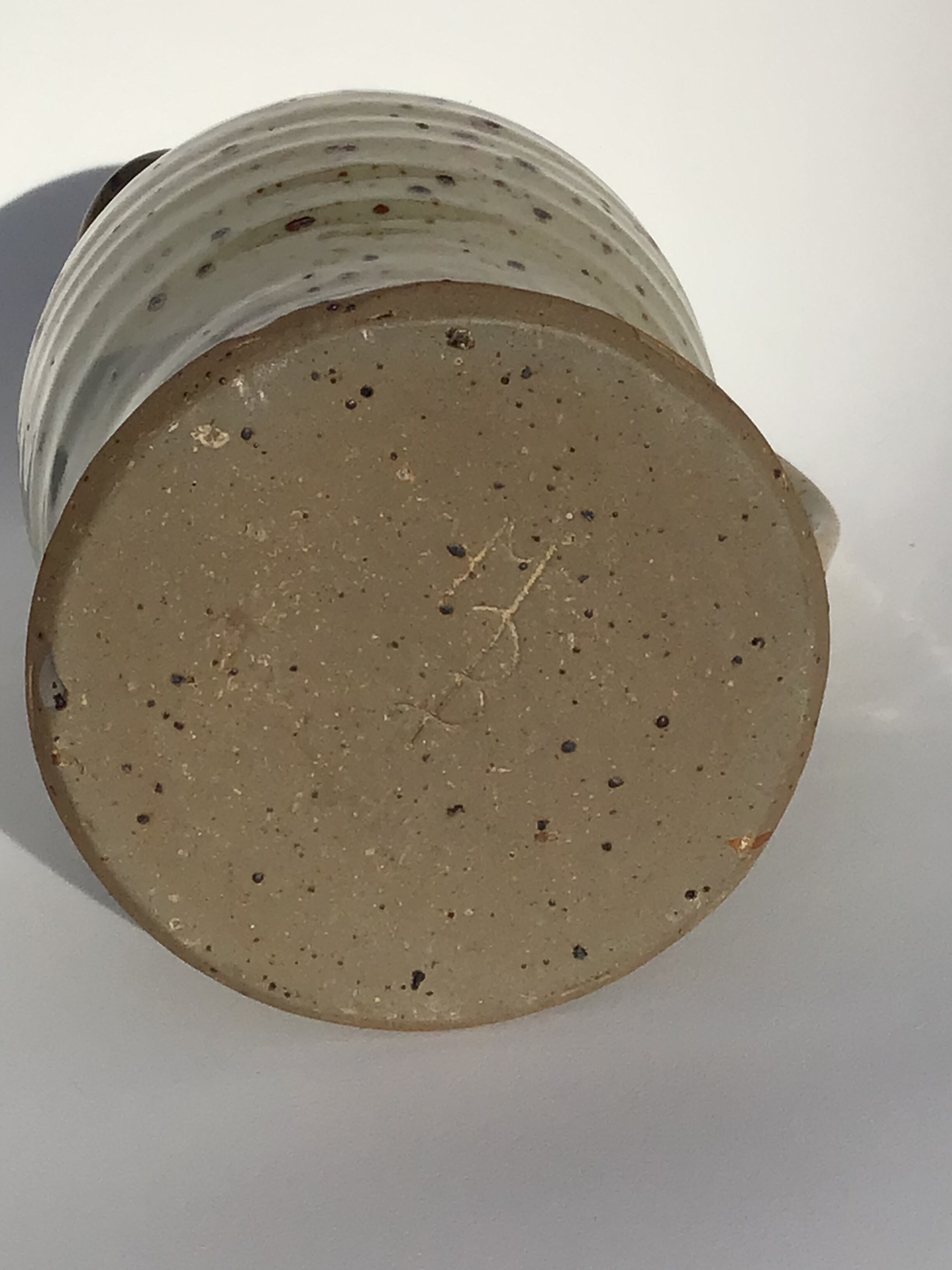 Pichet grès pyrité artisanal beige signé, hauteur 21,5