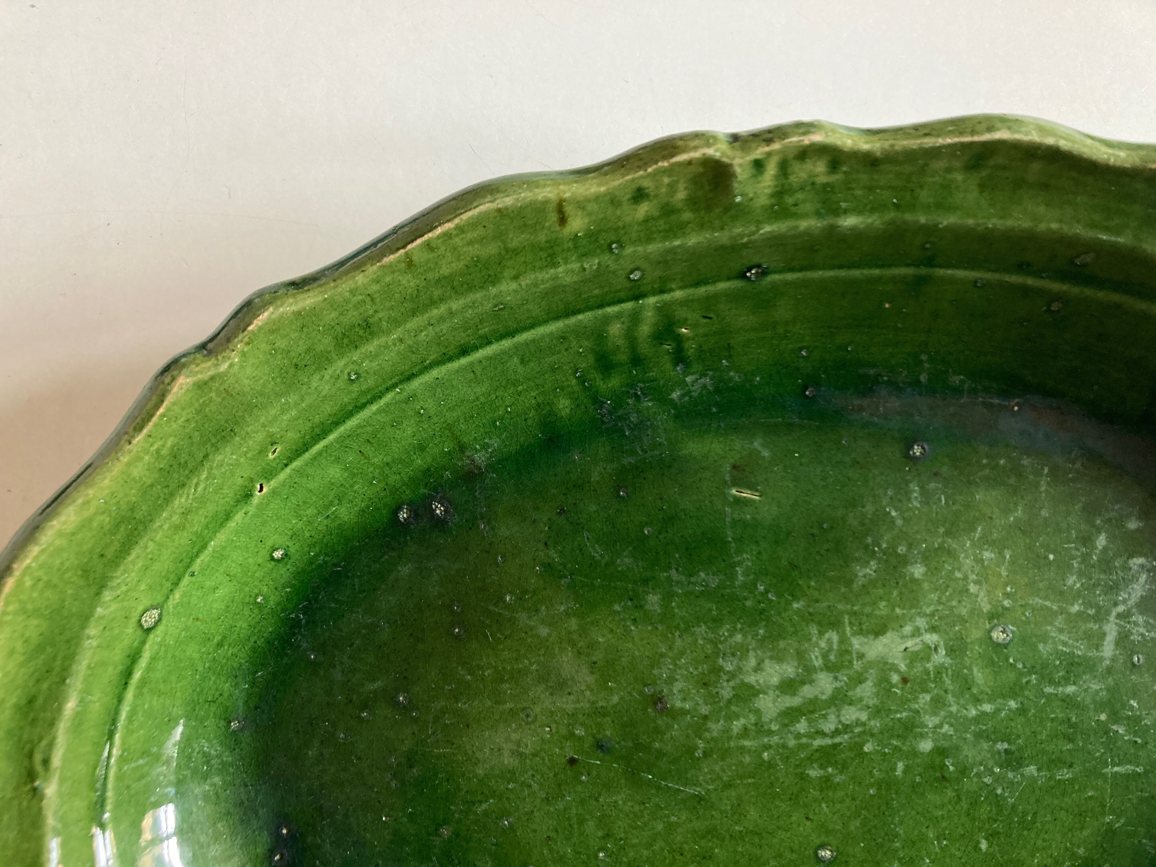 Plat creux de terre vernissée à godrons 1950 Provence