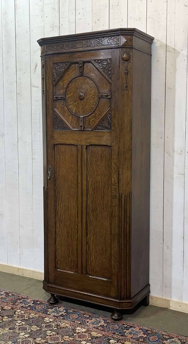 English oak wardrobe cupboard from the early 20th century