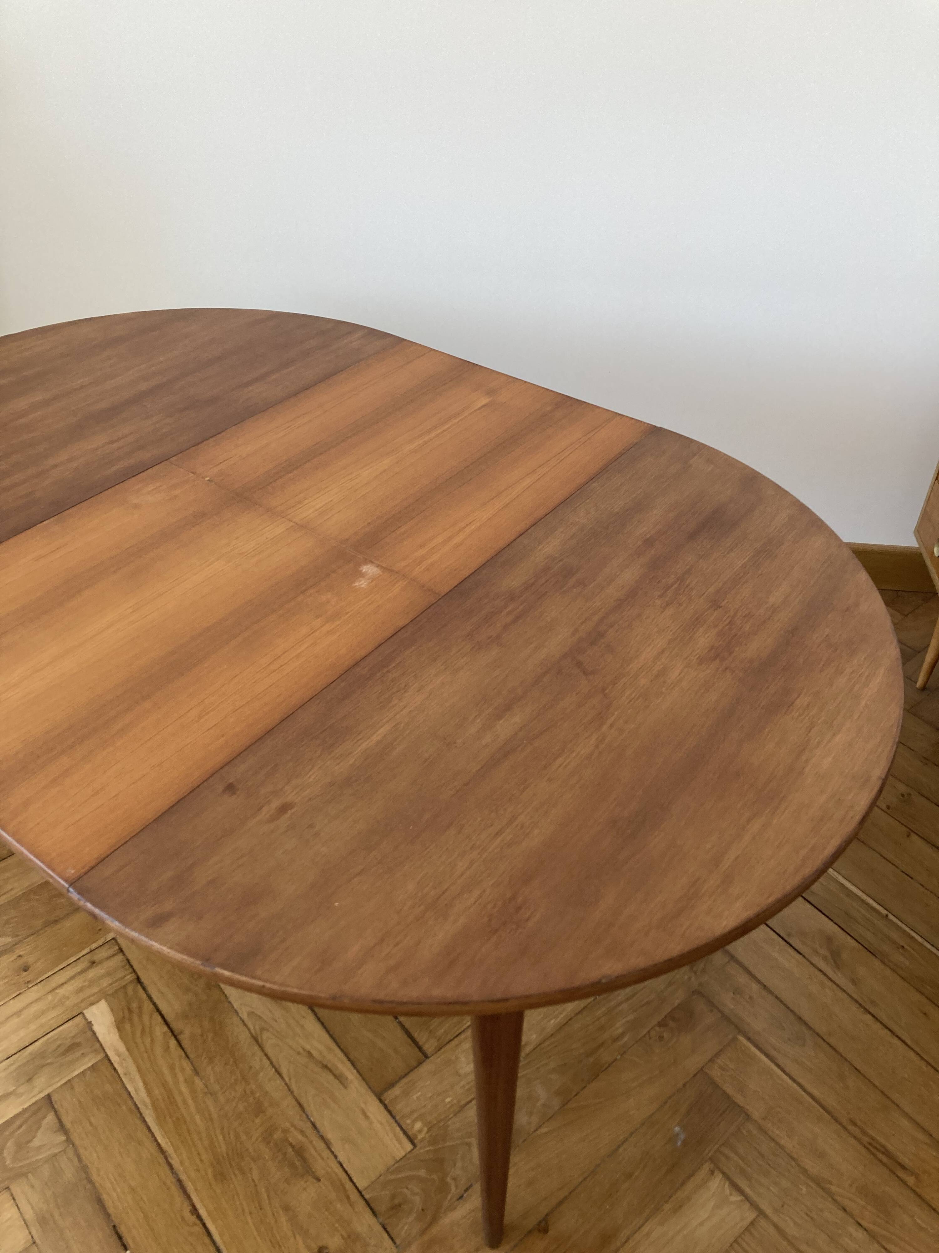 Extendable Scandinavian table