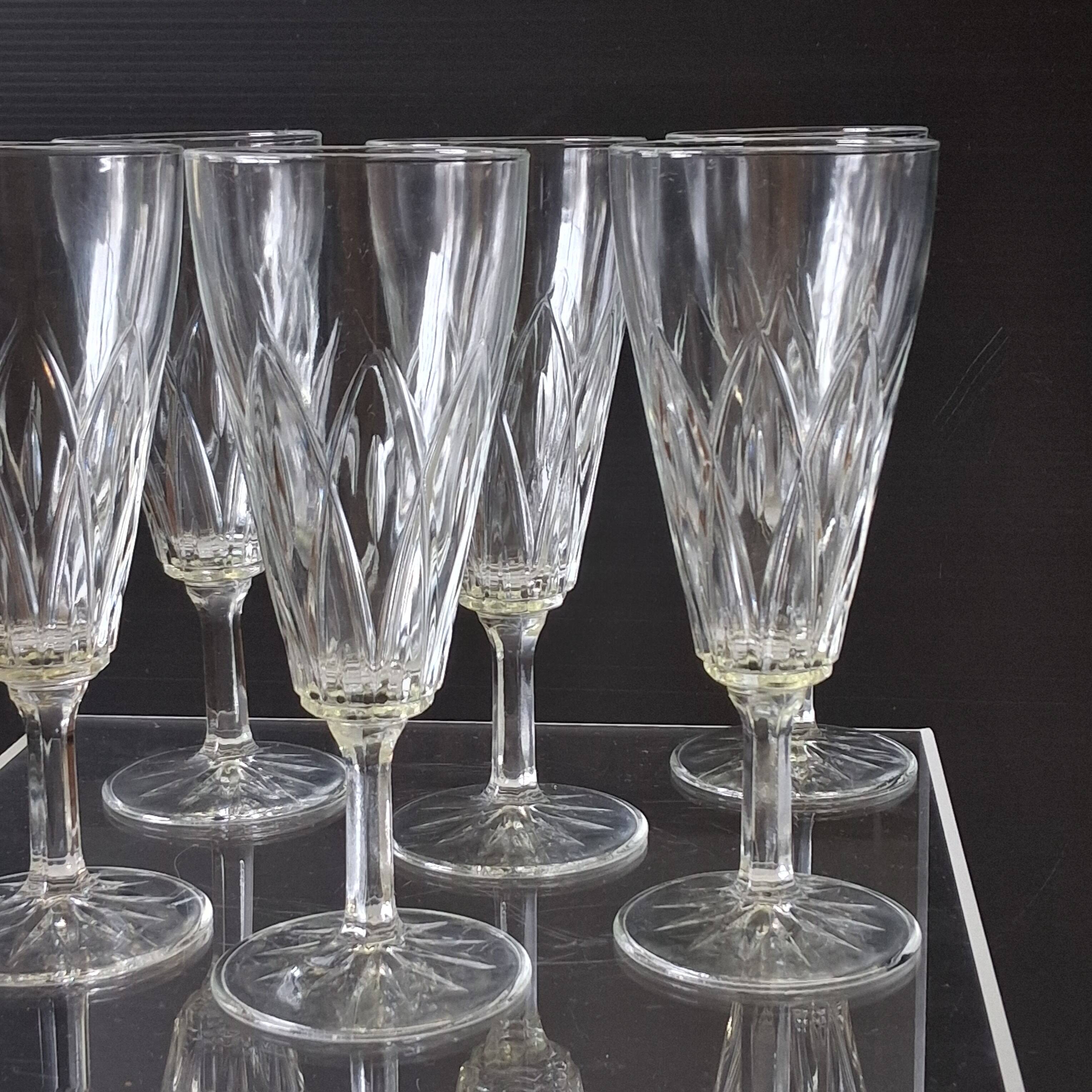 6 champagne flutes from VMC Reims in very good condition.