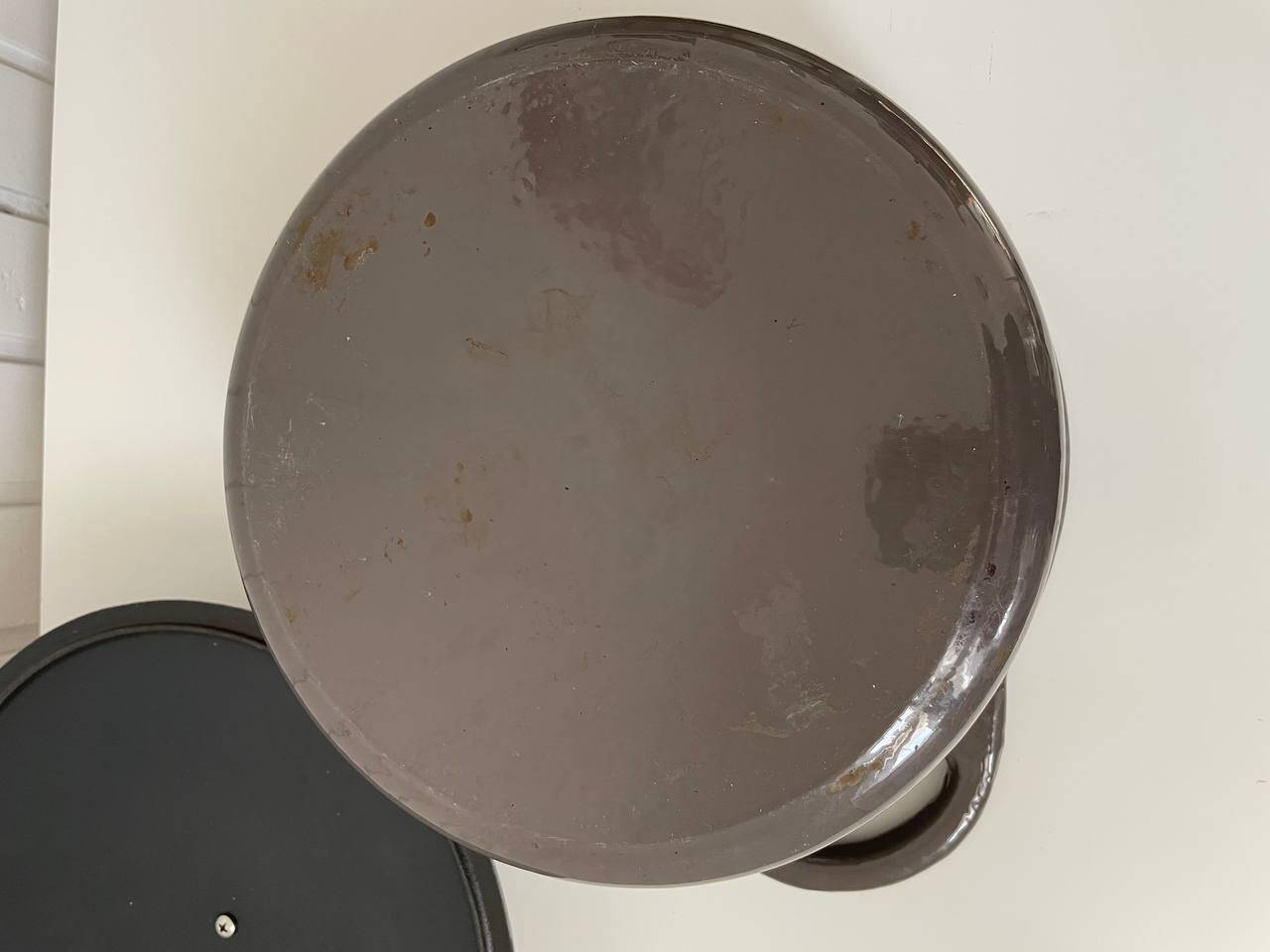 Round enameled cast iron casserole dish 26cm