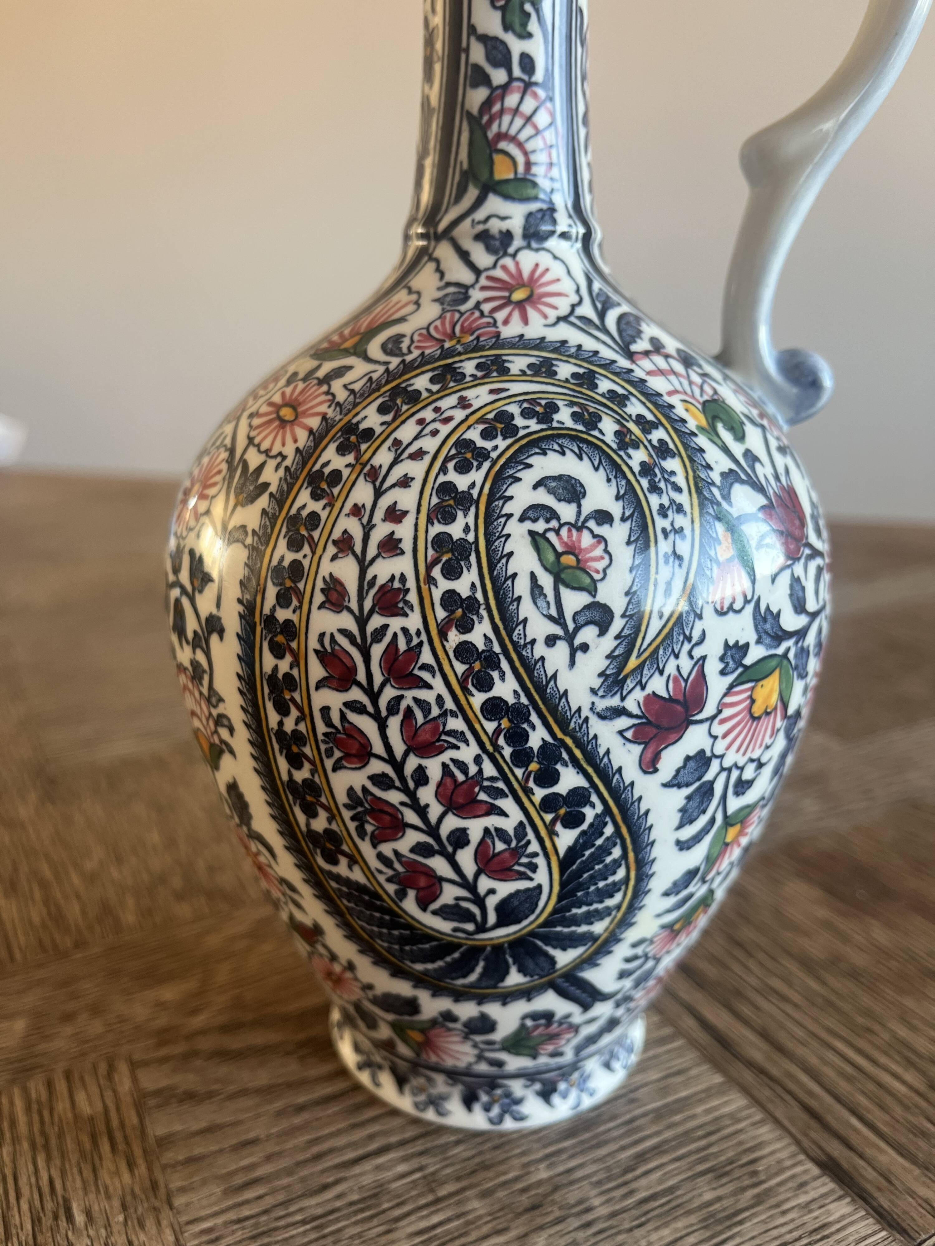 25 cm ewer in Gien earthenware with Kashmir decoration.
