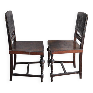 Paire de chaises de salle à manger antiques en bois et cuir marron, clous laiton