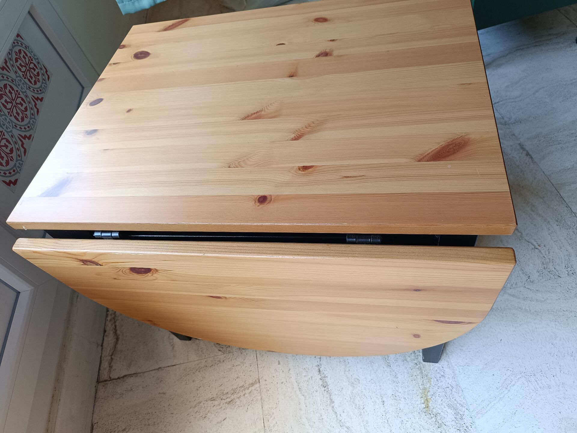 Retractable coffee table