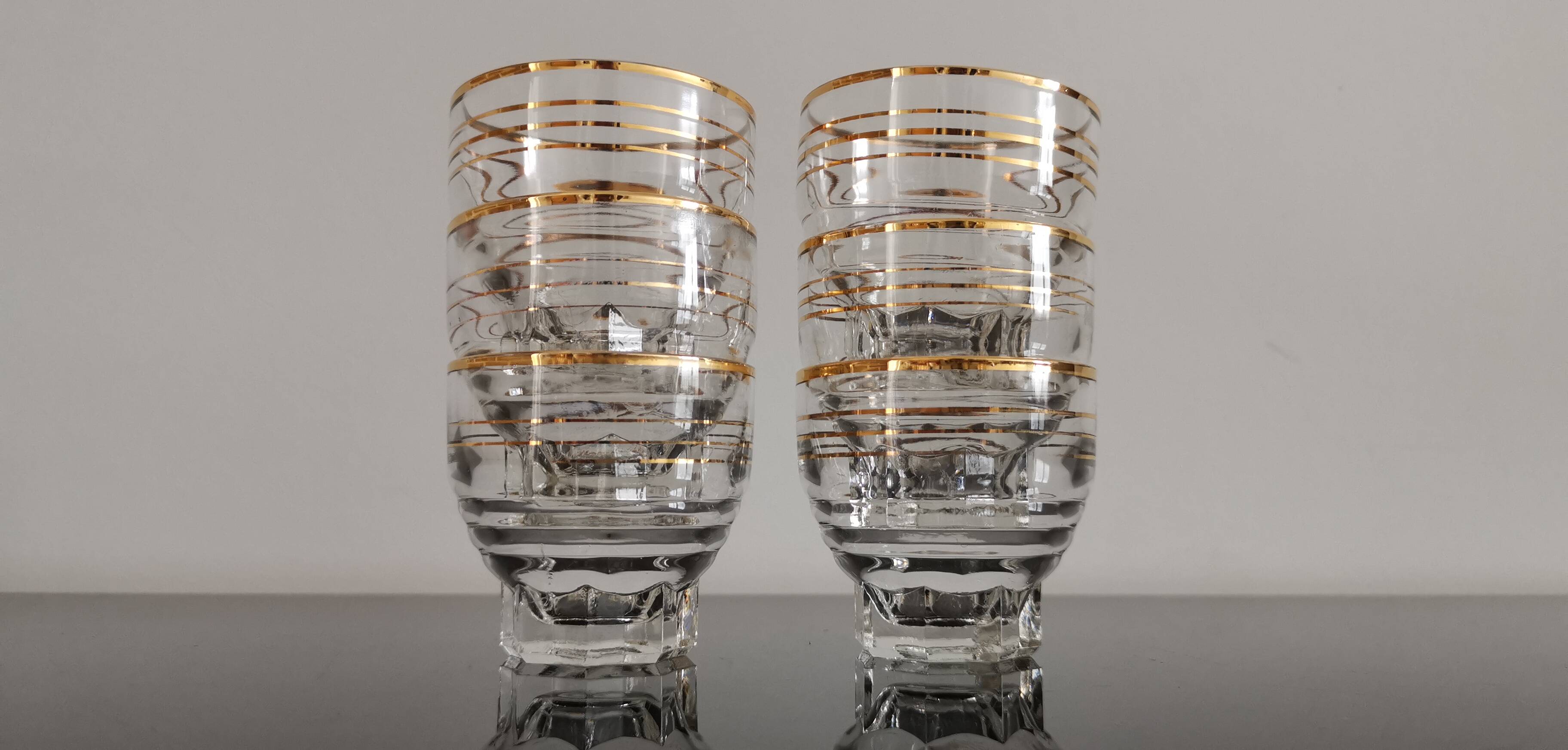 6 transparent glass cups with gold edging