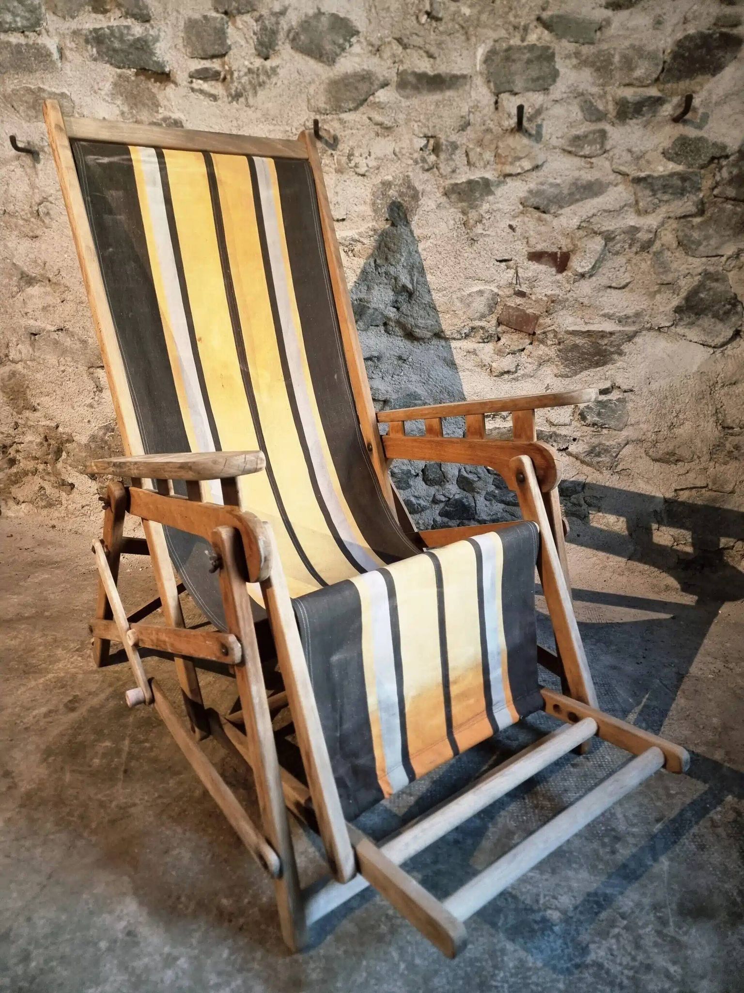 Vintage French folding lounge chair – 1950s/60s in beech with striped canvas, adjustable recliner