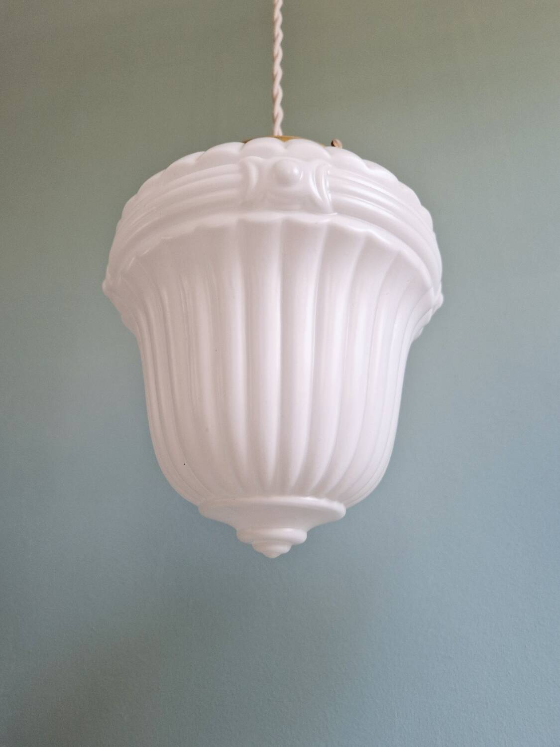Paire de suspensions Art déco en verre opaline blanc moulé pressé, 1920-30
