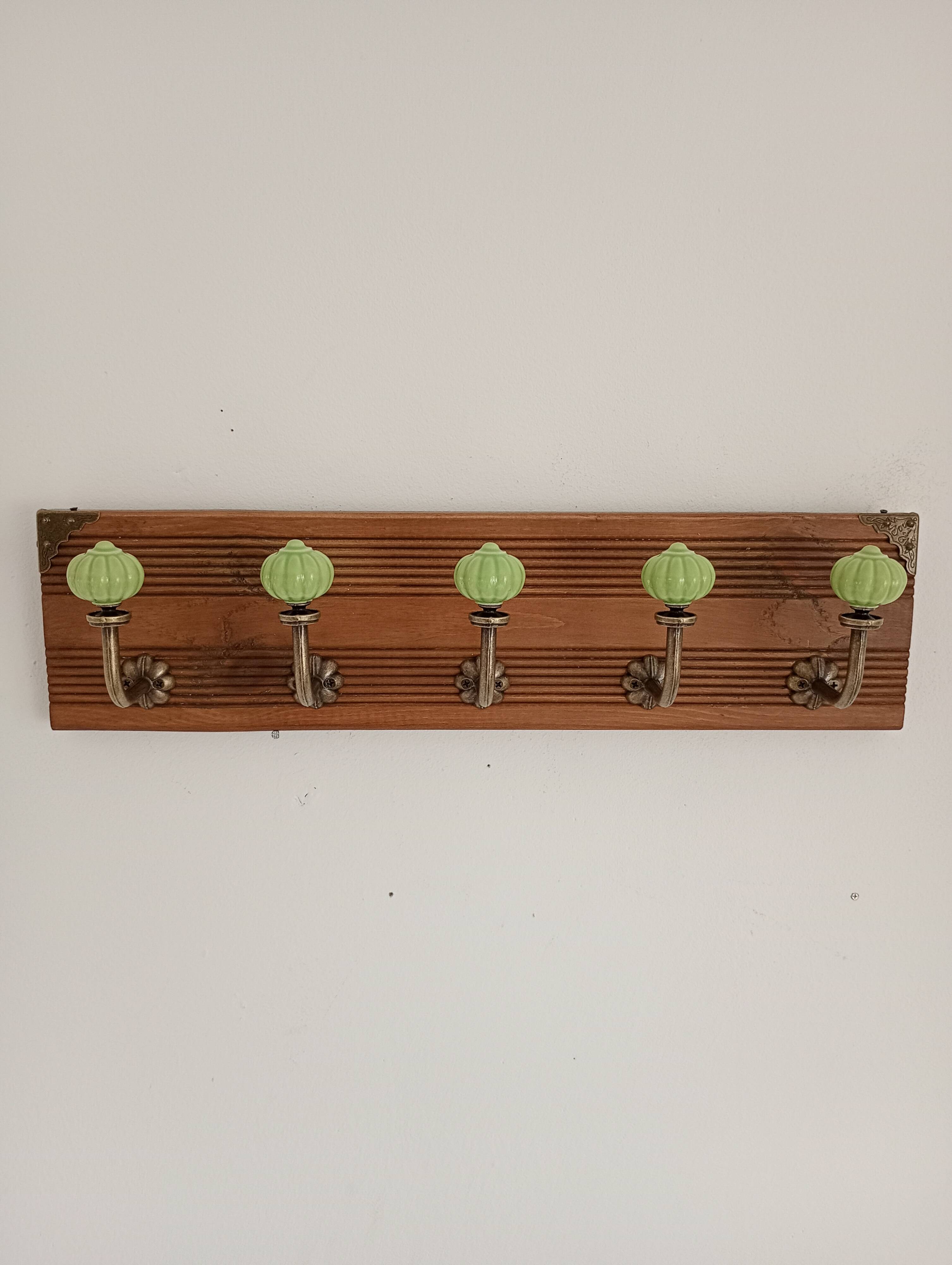 Wall-mounted coat rack in wood and sage green ceramic – 5 hooks – 50 cm