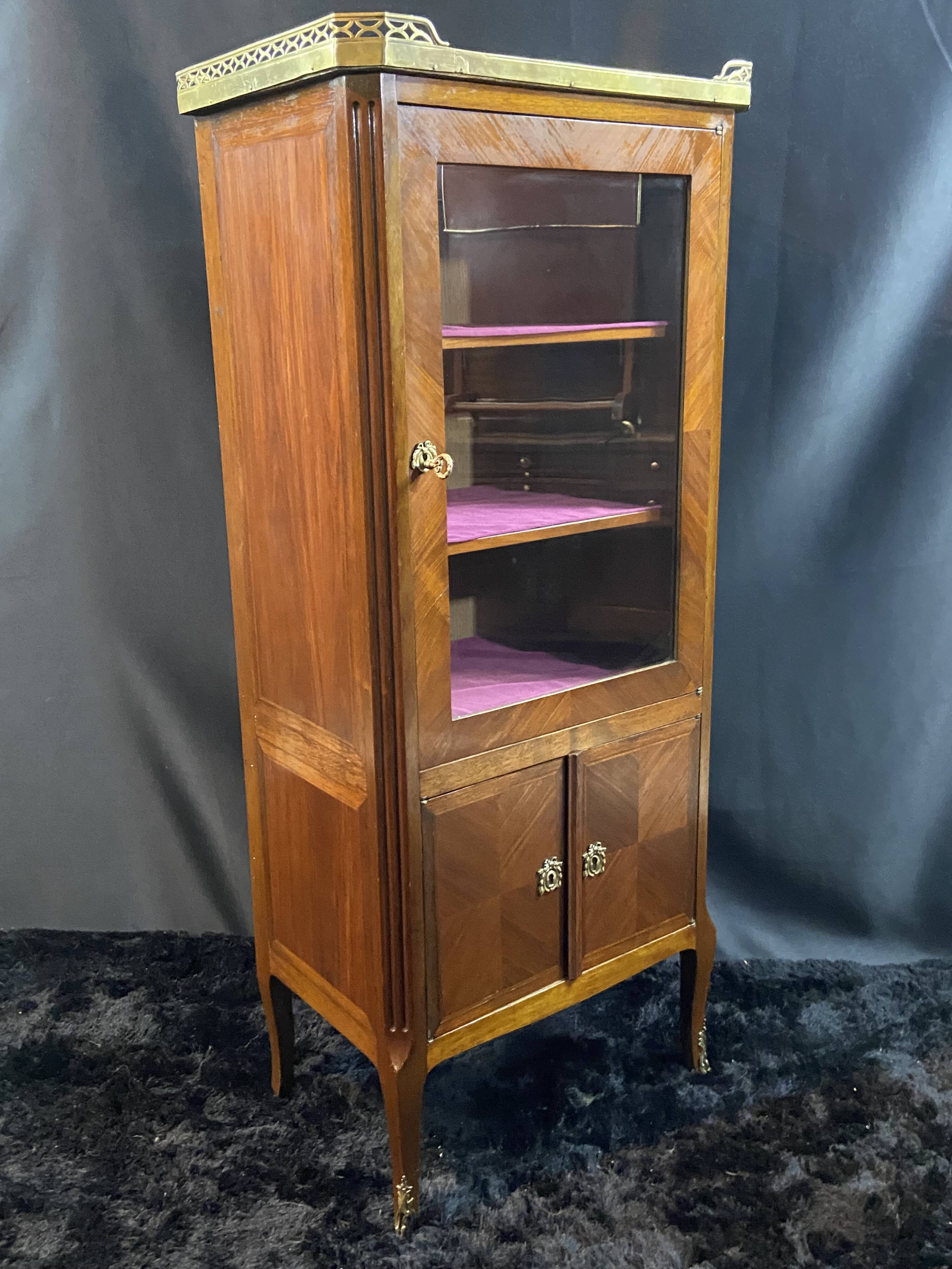 Small 19th-century display cabinet in the Transition style between Louis XV and Louis XVI.