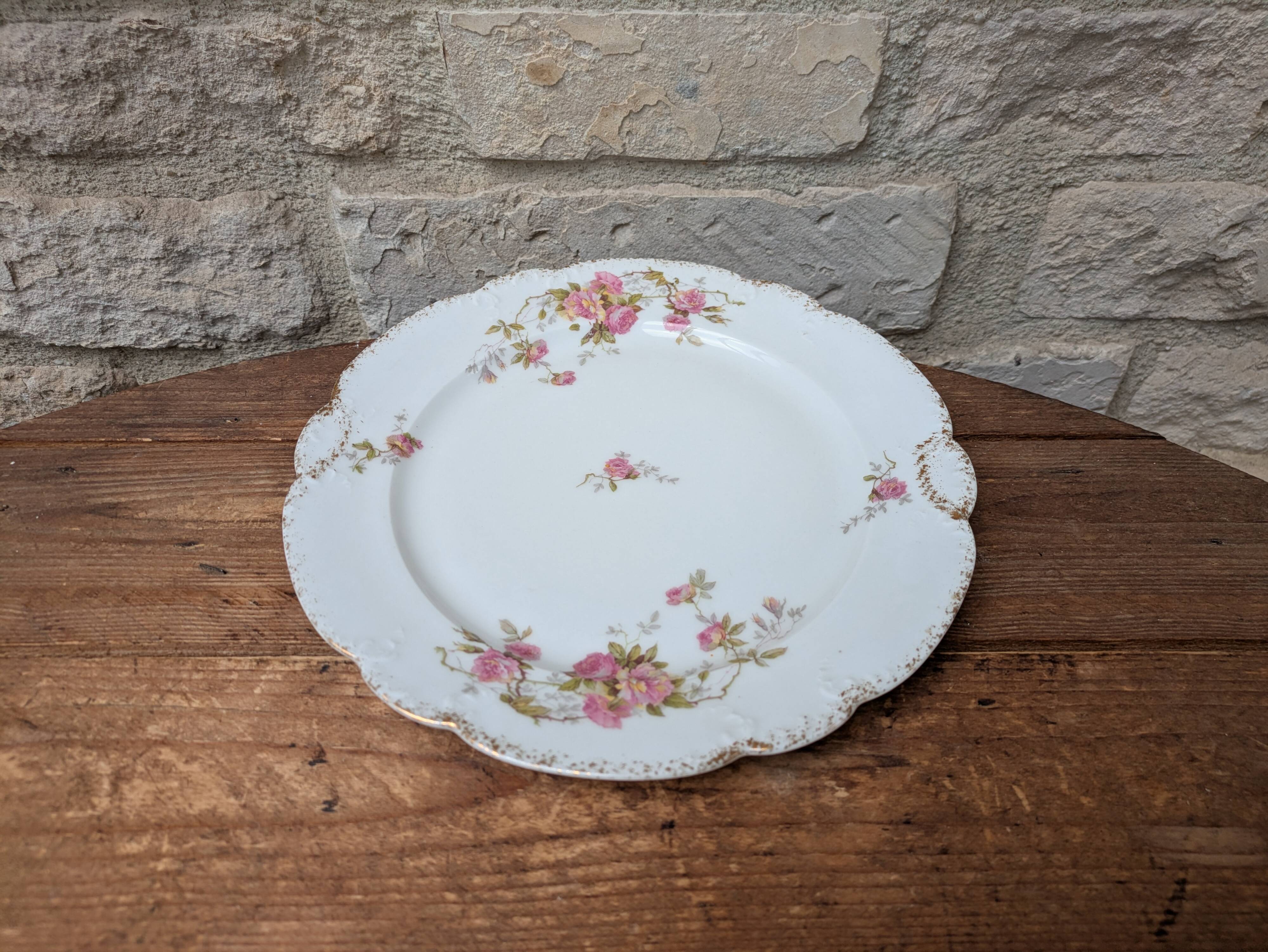 Porcelain plate with floral decoration, gilding, and relief MR France 25.5cm