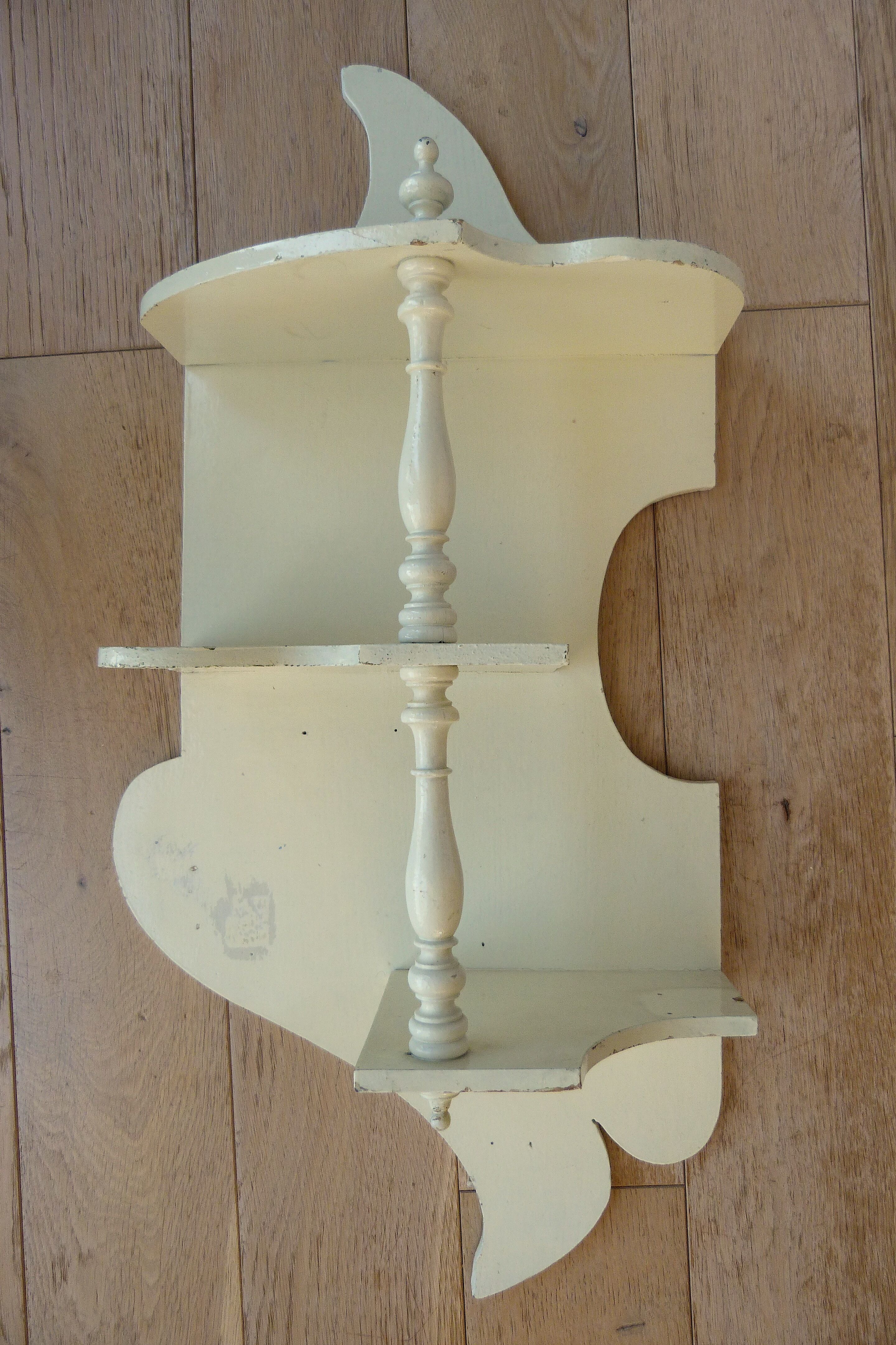 Painted wooden shelf to hang