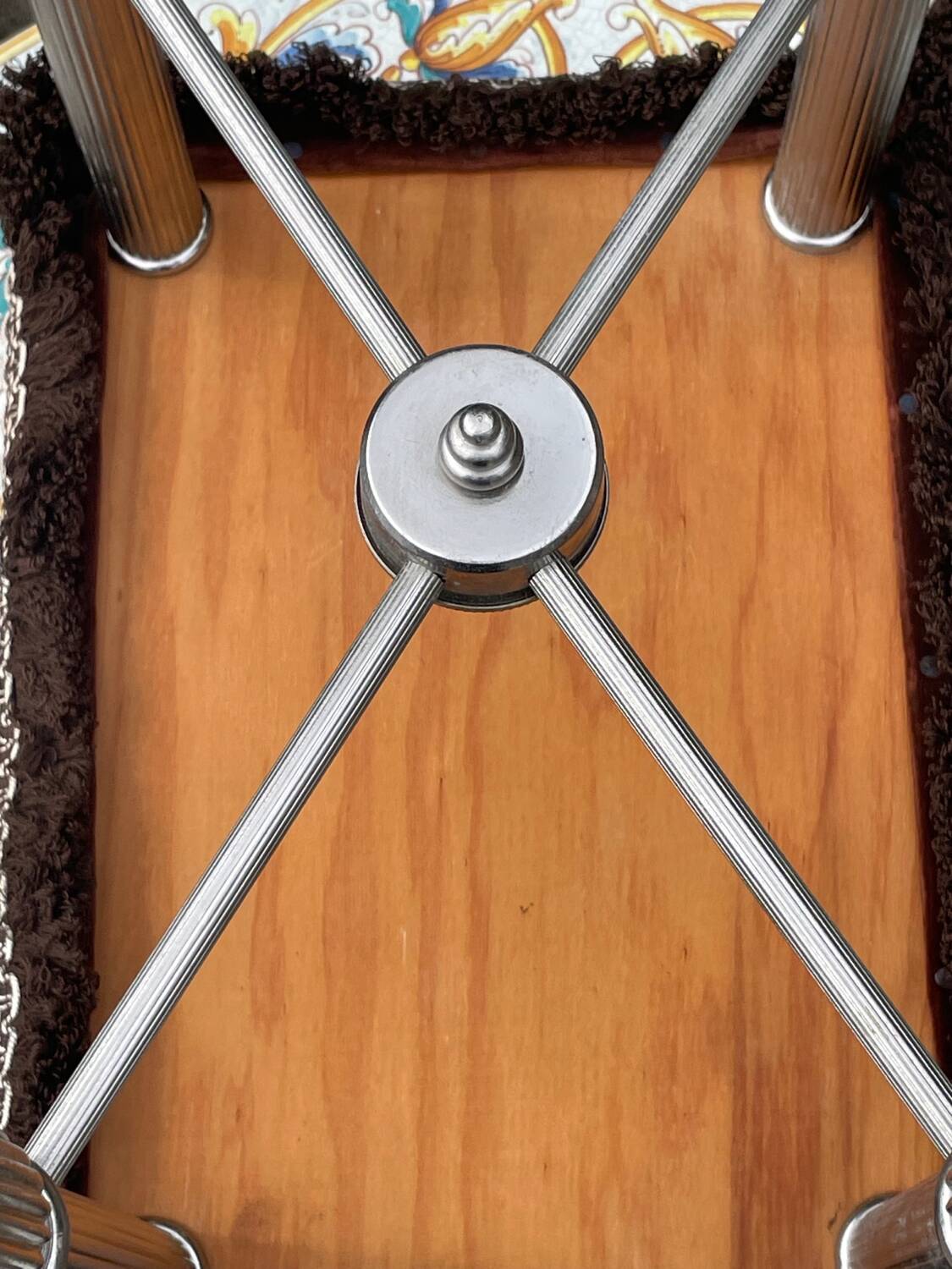 Charmant tabouret en velours marron et métal chromé