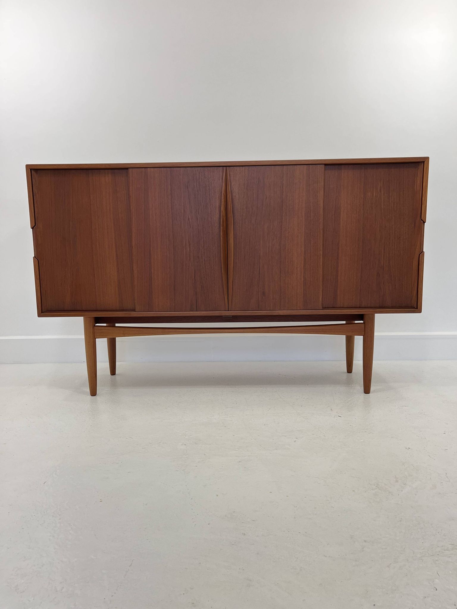 Buffet en teck avec portes coulissantes, 1965