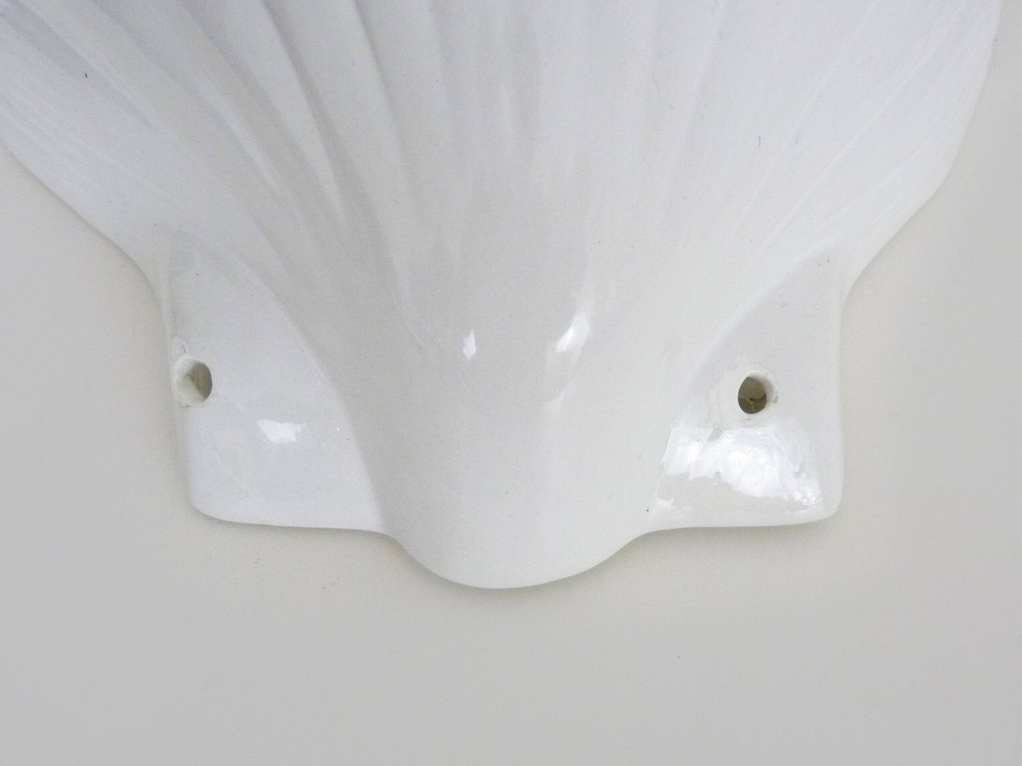 Pair of shell wall lights, in white ceramic. 80s 90s