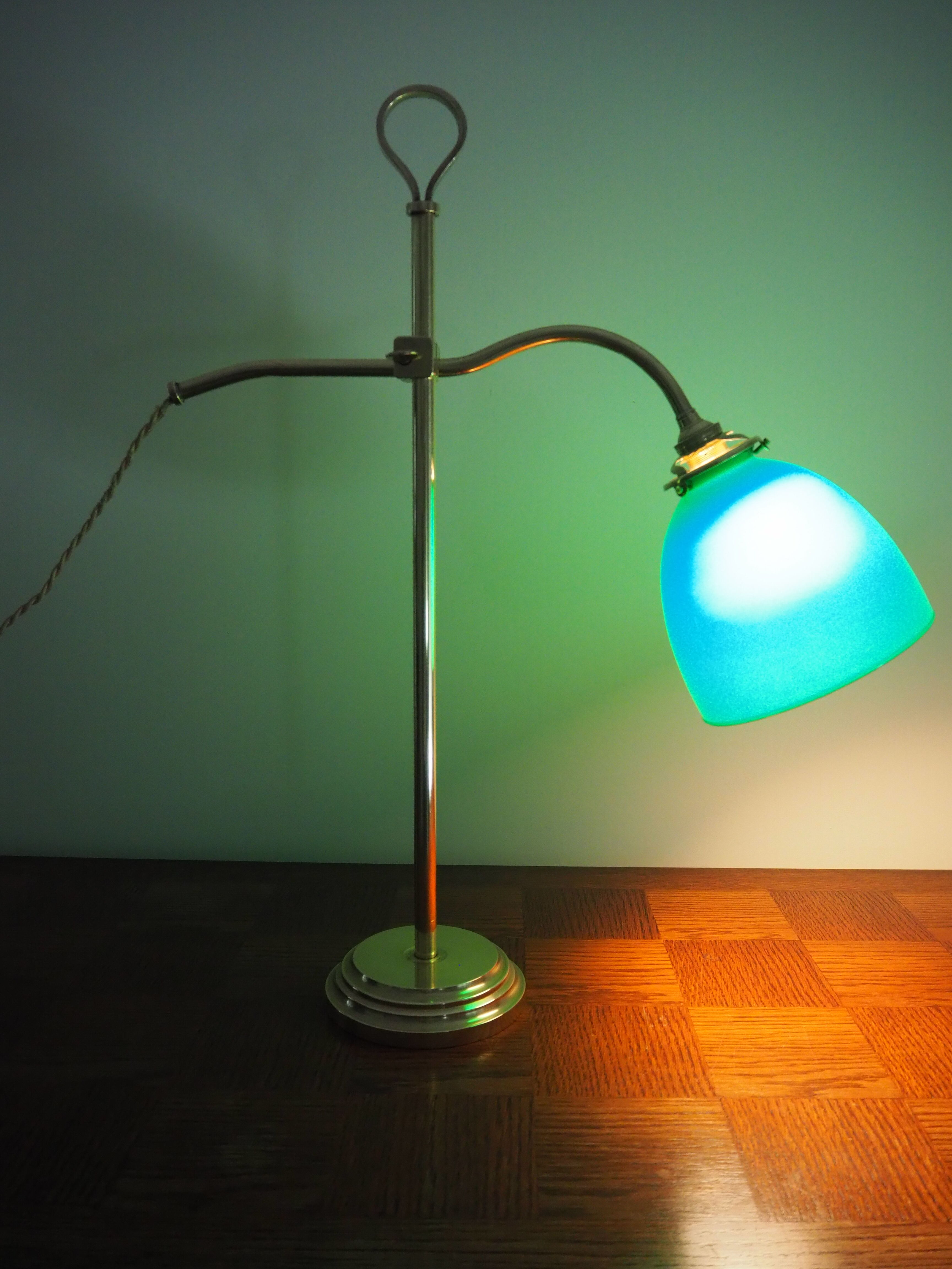 Desk lamp in brass with a swan neck and green opaline glass.