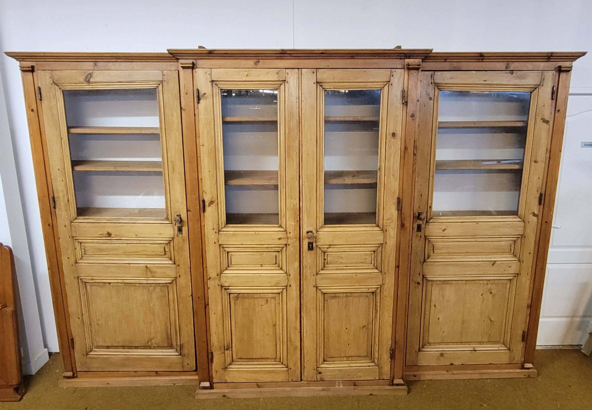 Monumental library of pine wood, from the 19th century.