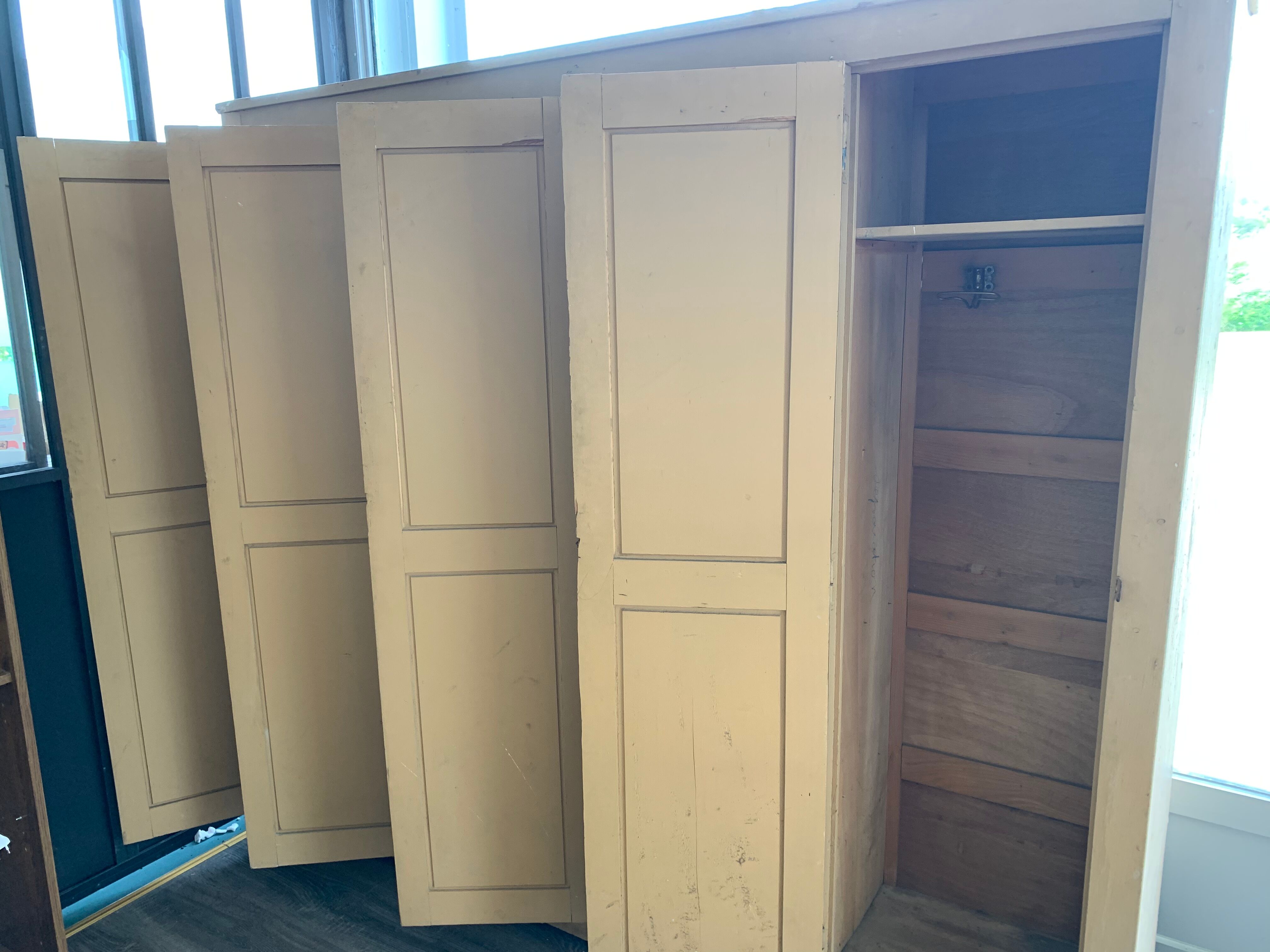 Vestiaire bois ancien