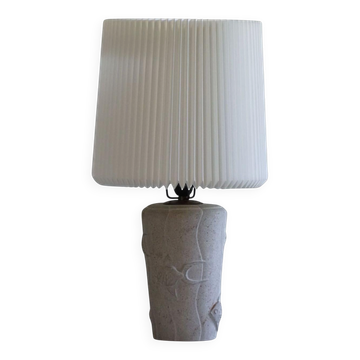 Modern French table lamp in stone with fish patterns, 1970.