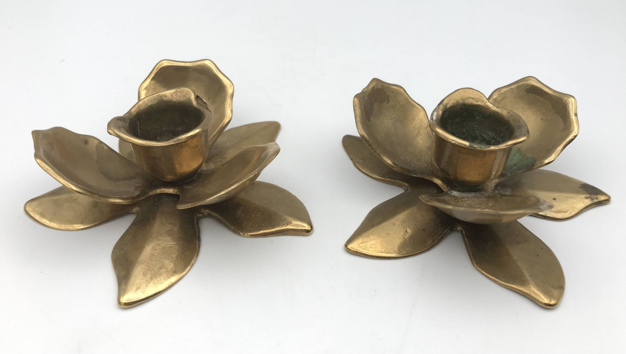 Pair of brass candle holders, duo of flowers vintage, 1970s