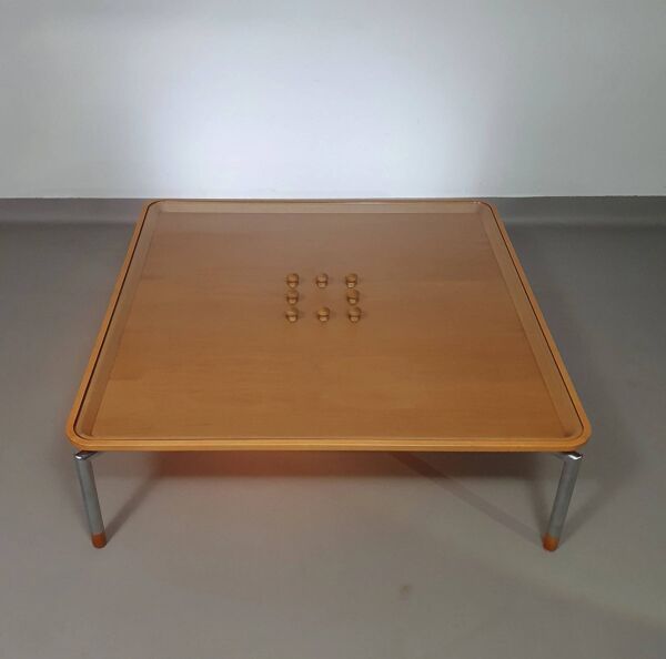Table basse rare 110 x 110 x hauteur 35 cm avec 8 bouchons en bois/liège dans le plateau en verre.