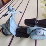 Miniature Vespa bleue
