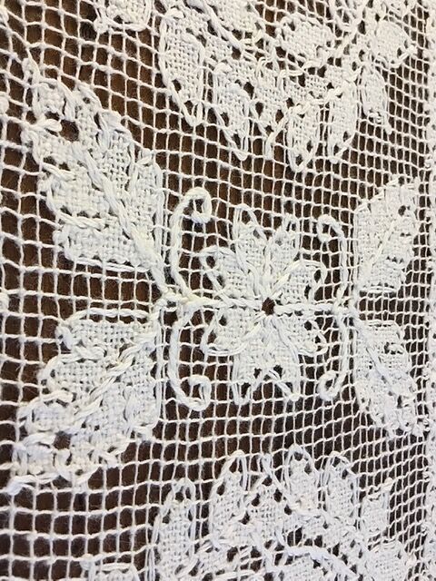 Old napperon in knotted and hand-embroidered fillet