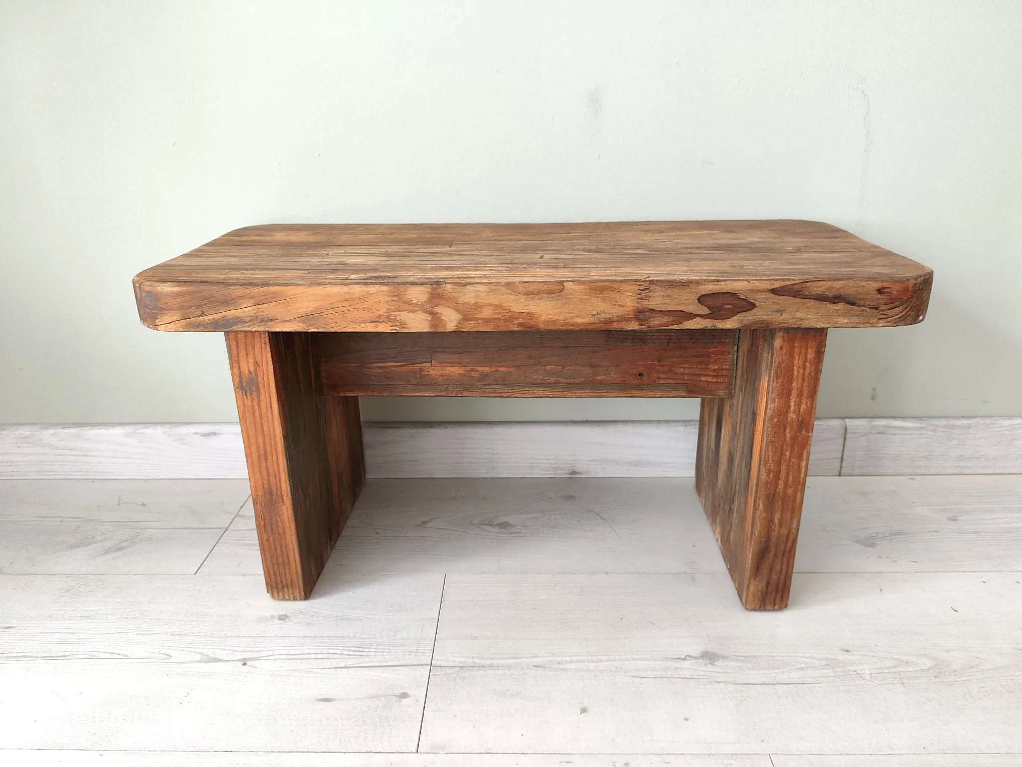 Petit banc rustique en bois