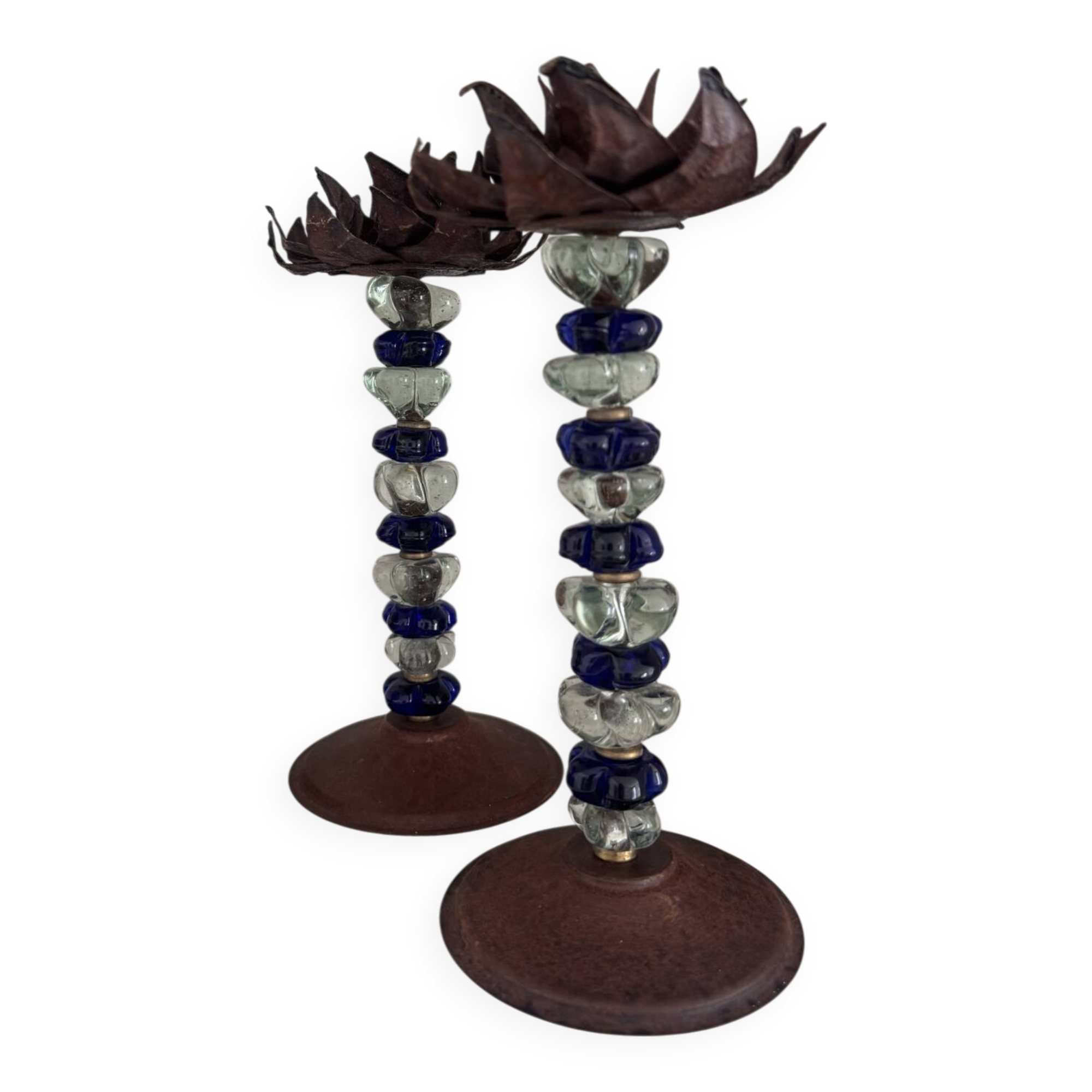 Paire de bougeoirs mid -century en laiton et perles de verre, pied en
