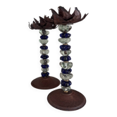 Paire de bougeoirs mid -century en laiton et perles de verre, pied en