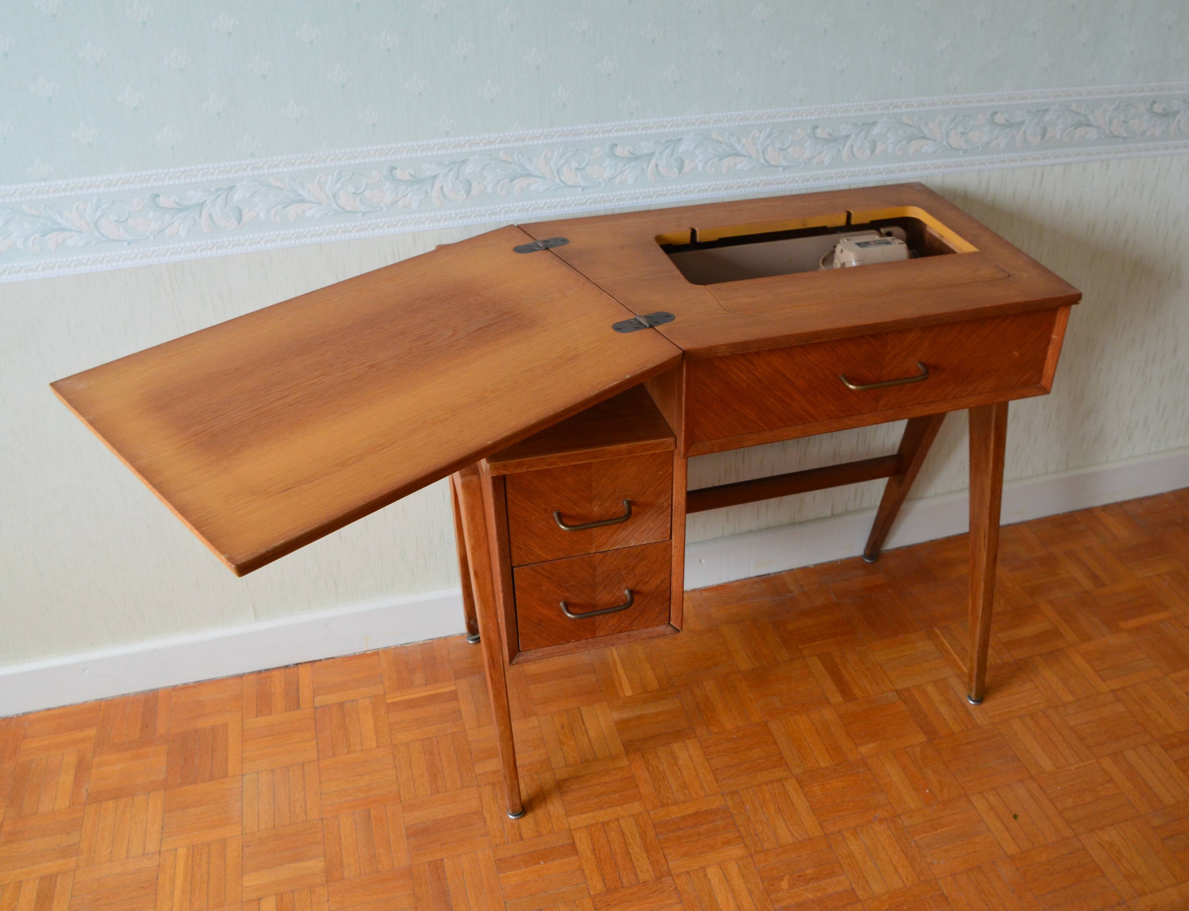 Desk and its Singer integrated sewing machine, 1962