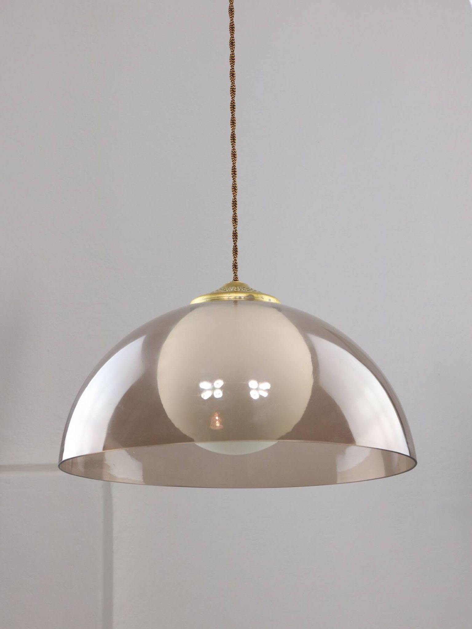 Lampe à suspension italienne en laiton, opaline et plexiglas de l'ère spatiale